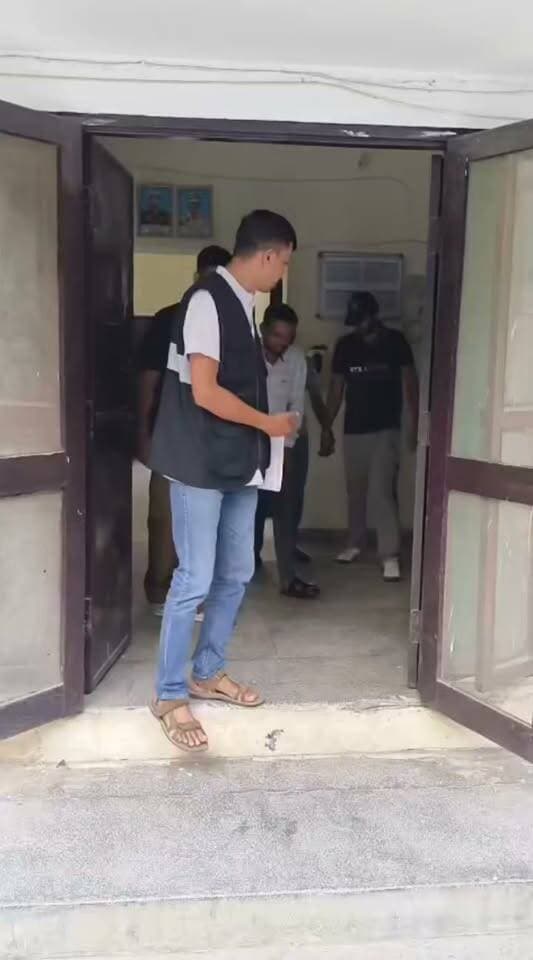 अप्पू घर के सामने मृत अवस्था में मिले ऑटो रिक्शा चालक के शव के मामले में 2 आरोपी गिरफ्तार।
मृतक के कारण कम्पनी से ऑटो का काम छूटने की रंजिश में ऑटो रिक्शा चालक की गला घोंटकर दिया था हत्या करने की वारदात को अंजाम।
गुरुग्राम, गौरव गर्ग, 12 अक्टूबर । अप्पू घर के सामने मृत अवस्था में मिला था ऑटो रिक्शा चालक का शव
9 अक्टूबर को थाना सेक्टर-29, गुरुग्राम की पुलिस टीम को अप्पू घर के सामने एक व्यक्ति के मृत अवस्था में पड़े होने की सूचना प्राप्त हुई। सूचना पाकर पुलिस टीम तत्काल घटनास्थल पर पहुंची और आवश्यक कानूनी कार्यवाही करते हुए सीन-ऑफ-क्राइम व फिंगरप्रिंट टीमों से घटनास्थल का निरीक्षण करवाया। मृतक के शव को पहचान एवं पोस्टमार्टम की प्रक्रिया के लिए मोर्चरी में रखवाया गया।
मृतक के भाई की शिकायत पर हत्या का मामला दर्ज
12 अक्टूबर को मृतक के भाई ने शव की पहचान अपने छोटे भाई अरविंद (उम्र 52 वर्ष), निवासी विरलानगर, जिला ग्वालियर, मध्य प्रदेश, वर्तमान निवासी हीरानगर, गुरुग्राम के रूप में कराते हुए पुलिस टीम को एक लिखित शिकायत के माध्यम से बतलाया कि इसका भाई परिवार से अलग रहता था तथा गुरुग्राम में ऑटो रिक्शा चलाता था। इसके भाई की हत्या करके झाड़ियों में फेंका गया है। प्राप्त शिकायत के आधार पर थाना सेक्टर-29, गुरुग्राम में संबंधित धाराओं के तहत अभियोग अंकित किया गया।
पुलिस टीम ने कार्यवाही करते हुए 2 आरोपियों को किया गिरफ्तार
थाना सेक्टर-29, गुरुग्राम की पुलिस टीम ने उपरोक्त अभियोग में कार्यवाही करते हुए 12 अक्टूबर को गुरुग्राम से दो आरोपियों को गिरफ्तार करने में सफलता हासिल की है। गिरफ्तार आरोपियों की पहचान मुकेश मंडल उर्फ मक्कड़ (उम्र 37 वर्ष), निवासी गांव बगोल, जिला दरभंगा, बिहार, वर्तमान निवासी ओम नगर, गुरुग्राम तथा गणेश कुमार उर्फ कल्लू (उम्र 25 वर्ष), निवासी पर्वतपुरा, जिला ग्वालियर, मध्य प्रदेश, वर्तमान निवासी हीरानगर, गुरुग्राम के रूप में हुई है।
कंपनी में काम छूटने व आपसी रंजिश के चलते दिया था हत्या की वारदात को अंजाम
पुलिस पूछताछ में सामने आया कि मृतक अरविंद, आरोपी मुकेश का ऑटो रिक्शा एक कंपनी में चलाता था। मृतक नशा करने का आदी था और समय पर कंपनी के कर्मचारियों को लाने-ले जाने का कार्य नहीं करता था। इसके चलते आरोपी मुकेश के ऑटो रिक्शा का काम कंपनी से छूट गया था। इसके अतिरिक्त, मृतक द्वारा आरोपी मुकेश के साथ गाली-गलौज भी की जाती थी। इन्हीं बातों को लेकर आरोपी मुकेश मृतक से रंजिश रखता था।
गला घोंटकर हत्या करने के बाद शव झाड़ियों झाड़ियों में फेंका
आरोपियों से पुलिस पूछताछ में ज्ञात हुआ कि 8 अक्टूबर को आरोपी मुकेश व जयवेश ने उक्त मृतक अरविंद की गला घोंटकर हत्या कर दी तथा उसके शव को सेक्टर-29 पार्किंग के पास झाड़ियों में फेंक दिया।
पुलिस द्वारा मामले में नियमानुसार आगामी कार्यवाही की जा रही है। अभियोग का अनुसंधान जारी है।