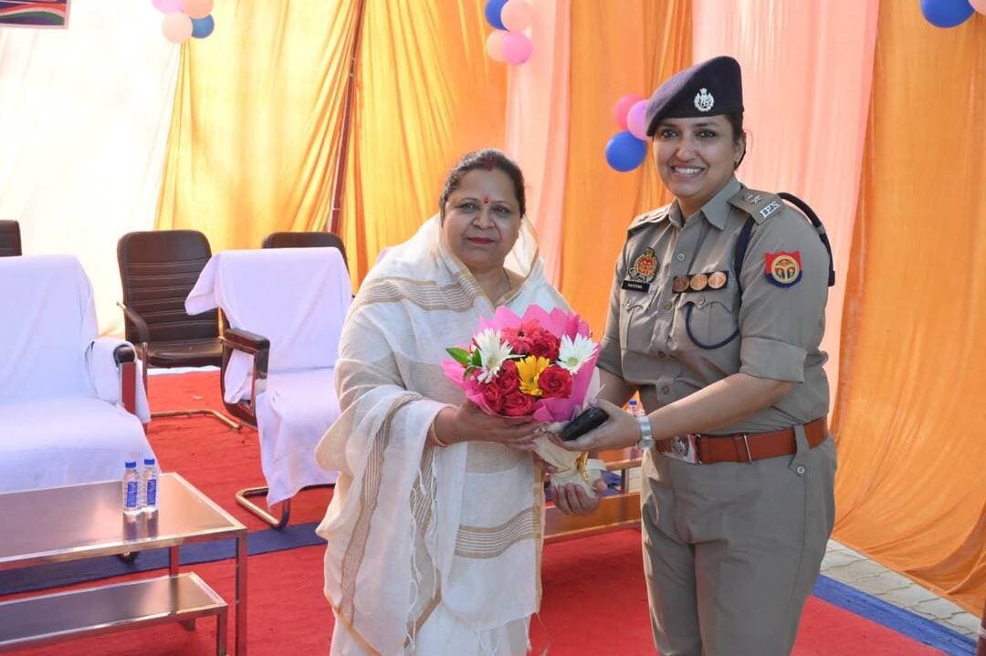शारदीय नवरात्र पर जिला पंचायत अध्यक्षा राजरानी रावत व एसपी रवीना त्यागी ने पुलिस लाइन से मिशन शक्ति फेज-6 रैली को हरी झंडी दिखाई। रैली में महिला पुलिसकर्मी, आशा बहुएं, सफाईकर्मी व स्कूली बच्चे शामिल हुए। #viralpost #barabankiupdates