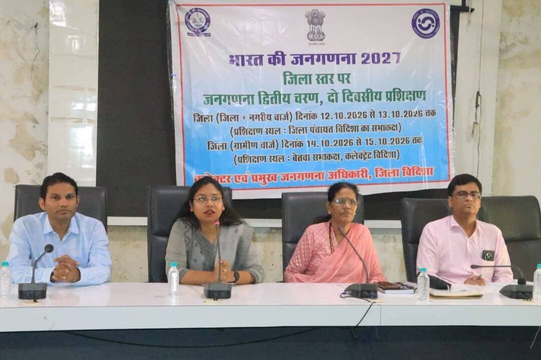 कलेक्टर अंशुल गुप्ता के नेतृत्व में जनगणना-2027 की तैयारियां तेज, विदिशा में अधिकारियों का दो दिवसीय प्रशिक्षण शुरू
..
जनगणना अधिकारियों एवं नगरीय निकायों के अधिकारी-कर्मचारियों को दिया जा रहा प्रशिक्षण
..
जनगणना-2027 के द्वितीय चरण की तैयारियों के तहत विदिशा जिले में जनसंख्या गणना कार्य को सुव्यवस्थित एवं समयबद्ध ढंग से संपन्न कराने के लिए जिला स्तर पर दो दिवसीय प्रशिक्षण कार्यक्रम प्रारंभ हुआ। कलेक्टर श्री अंशुल गुप्ता के नेतृत्व में जिले में जनगणना कार्य से संबंधित तैयारियों को लेकर प्रशासनिक स्तर पर समन्वय एवं प्रशिक्षण पर जोर दिया जा रहा है। दो दिवसीय प्रशिक्षण कार्यक्रम जिला पंचायत सभाकक्ष, विदिशा में आयोजित किया जा रहा है। जनगणना कार्य निदेशालय, मध्यप्रदेश, भोपाल के निर्देशानुसार आयोजित इस प्रशिक्षण का उद्देश्य जनगणना के द्वितीय चरण में होने वाली जनसंख्या गणना के लिए संबंधित अधिकारियों एवं कर्मचारियों को आवश्यक प्रक्रियाओं और दायित्वों से अवगत कराना है। जनसंख्या गणना का कार्य फरवरी 2027 में किया जाना प्रस्तावित है। जनगणना निदेशालय के प्रशिक्षकों द्वारा दिया जा रहा प्रशिक्षण प्रशिक्षण कार्यक्रम में जनगणना कार्य निदेशालय, मध्यप्रदेश के प्रशिक्षक श्री दिलीप साहू एवं सुश्री दीक्षा केसवानी द्वारा अधिकारियों एवं कर्मचारियों को प्रशिक्षण प्रदान किया जा रहा है।
अपर कलेक्टर व जिला जन गणना अधिकारी श्रीमती मीना मसराम ने प्रशिक्षण के दौरान जनगणना कार्य से संबंधित प्रक्रियाओं, निर्धारित दिशा-निर्देशों तथा जिम्मेदारियों के अनुरूप कार्य संपादित करने के उपायों पर गहन प्रकाश डाला उन्होंने कहा है कि प्रशिक्षण के दौरान जनगणना संबंधी अपनी तमाम जिज्ञासाओं का समाधान बेहिचक प्राप्त करें जरुरत पड़े तो बार बार पूछे। जनगणना-2027 के अंतर्गत जिले में प्रशिक्षण संबंधी समन्वय एवं व्यवस्थाओं के लिए डिप्टी कलेक्टर श्री नितिन कुमार जैन को नोडल अधिकारी नियुक्त किया गया है।
जिला एवं नगरीय निकायों के अधिकारी-कर्मचारी शामिल -
प्रशिक्षण में जिला जनगणना अधिकारी, नोडल अधिकारी श्री नितिन कुमार जैन, अतिरिक्त जिला जनगणना अधिकारी, अनुविभागीय जनगणना अधिकारी, जिला सूचना विज्ञान अधिकारी (एनआईसी), जनगणना लिपिक तथा जिला कार्यालय के तकनीकी सहायक शामिल हैं। इसके अतिरिक्त जिले के प्रत्येक नगरीय क्षेत्र से मुख्य नगर पालिका अधिकारी, जनगणना लिपिक एवं तकनीकी सहायक भी प्रशिक्षण में सहभागिता कर रहे हैं। इसका उद्देश्य जनगणना कार्य में संलग्न सभी संबंधित अधिकारियों एवं कर्मचारियों को आवश्यक जानकारी उपलब्ध कराना और कार्य के क्रियान्वयन में समन्वय सुनिश्चित करना है।
सुबह 9.30 से शाम 6 बजे तक निर्धारित है प्रशिक्षण का समय -
जिला पंचायत सभाकक्ष, विदिशा में आयोजित प्रशिक्षण का समय प्रातः 9.30 बजे से शाम 6 बजे तक निर्धारित किया गया है। प्रथम दिन प्रातः 9.30 बजे से अधिकारियों एवं कर्मचारियों का पंजीयन एवं संक्षिप्त परिचय कराया गया। इसके बाद चाय उपरांत प्रातः 11 बजे से जनगणना कार्य निदेशालय, मध्यप्रदेश के प्रशिक्षकों द्वारा प्रशिक्षण प्रारंभ किया गया।
दो दिवसीय प्रशिक्षण के माध्यम से जनगणना-2027 के द्वितीय चरण की प्रशासनिक एवं तकनीकी तैयारियों को सुदृढ़ करने पर ध्यान दिया जा रहा है, ताकि फरवरी 2027 में होने वाली जनसंख्या गणना निर्धारित दिशा-निर्देशों के अनुरूप व्यवस्थित एवं समयबद्ध तरीके से संपन्न कराई जा सके। #vidisha #जनगणना_2027