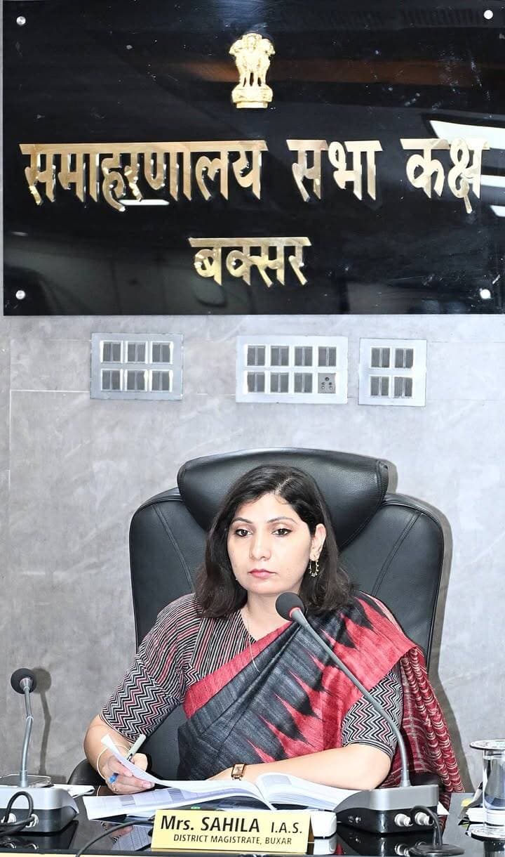 समाहरणालय, बक्सर
(जिला जन संपर्क कार्यालय)
प्रेस विज्ञप्ति:- दिनांक 12 अक्टूबर 2026
जिला पदाधिकारी की अध्यक्षता में शिक्षा विभाग की समीक्षा बैठक आयोजित, विद्यालयों में बुनियादी सुविधाओं एवं गुणवत्तापूर्ण शिक्षा सुनिश्चित करने के निर्देश
मिशन कायाकल्प के तहत अगले 15 दिनों में विद्यालयों में रंग-रोगन एवं आवश्यक मरम्मत कार्य पूर्ण करने का निर्देश
आज दिनांक 12 अक्टूबर 2026 को जिला पदाधिकारी बक्सर, श्रीमती साहिला की अध्यक्षता में समाहरणालय परिसर स्थित सभाकक्ष में शिक्षा विभाग की समीक्षा बैठक आयोजित की गई। बैठक में उप विकास आयुक्त, जिला शिक्षा पदाधिकारी, जिला कार्यक्रम पदाधिकारी सहित शिक्षा विभाग के अन्य पदाधिकारी उपस्थित रहे।
समीक्षा बैठक के दौरान जिला पदाधिकारी ने शिक्षा विभाग के जिला एवं प्रखंड स्तरीय पदाधिकारियों को विद्यालयों में बुनियादी सुविधाओं के सुदृढ़ीकरण, विद्यार्थियों की उपस्थिति एवं गुणवत्तापूर्ण शिक्षा सुनिश्चित करने के संबंध में आवश्यक निर्देश दिए।
मिशन कायाकल्प के तहत विद्यालयों में सुविधाओं का सुदृढ़ीकरण:
सभी विद्यालयों में रंग-रोगन कराने तथा रनिंग वाटर की व्यवस्था के लिए नल एवं पाइप की मरम्मत, बल्ब, पंखे सहित अन्य आवश्यक सुविधाओं को दुरुस्त करने का निर्देश दिया गया। इन कार्यों को विद्यालय स्तर पर अभियान मोड में अगले 15 दिनों के भीतर पूर्ण कराने को कहा गया।
शिक्षा के अधिकार अधिनियम के तहत शत-प्रतिशत नामांकन:
जिला पदाधिकारी ने शिक्षा के अधिकार अधिनियम के अंतर्गत निजी विद्यालयों में बच्चों के नामांकन का निर्धारित लक्ष्य शत-प्रतिशत पूरा करने का निर्देश दिया।
अपार कार्ड निर्माण में तेजी लाने का निर्देश:
विद्यार्थियों के अपार कार्ड निर्माण का कार्य शत-प्रतिशत पूर्ण कराने को कहा गया। इस कार्य में रुचि नहीं लेने वाले निजी विद्यालयों के विरुद्ध विभागीय नियमों के अनुरूप कार्रवाई करने का निर्देश दिया गया।
शिक्षकों एवं विद्यार्थियों की उपस्थिति सुनिश्चित करने पर जोर:
सभी विद्यालयों में शिक्षकों एवं विद्यार्थियों की शत-प्रतिशत उपस्थिति सुनिश्चित कराने का निर्देश दिया गया। विद्यालयों का सघन निरीक्षण करने तथा अनधिकृत रूप से अनुपस्थित पाए जाने वाले शिक्षकों के विरुद्ध नियमानुसार कार्रवाई करने को कहा गया। साथ ही, विद्यालयों के पोषक क्षेत्रों में अभियान चलाकर विद्यार्थियों की नियमित उपस्थिति सुनिश्चित करने का निर्देश दिया गया।
जिला पदाधिकारी ने शिक्षा विभाग के पदाधिकारियों को स्पष्ट निर्देश दिया कि विद्यार्थियों को गुणवत्तापूर्ण शिक्षा उपलब्ध कराने में किसी भी स्तर पर लापरवाही बर्दाश्त नहीं की जाएगी। लापरवाही पाए जाने पर संबंधित पदाधिकारियों एवं कर्मियों के विरुद्ध कठोर कार्रवाई की जाएगी।
जिला जन संपर्क कार्यालय
बक्सर।
@top fans Information & Public Relations Department, Government of Bihar CMO Bihar Samrat Choudhary Buxar Administration Buxar Police Bihar Education Department Buxar Education Department जिला प्रशासन बक्सर #samrat4bjp #CMSamrat #IPRDBihar #IPRD_Bihar #BuxarNews #buxarcity #CMOBihar #bihar