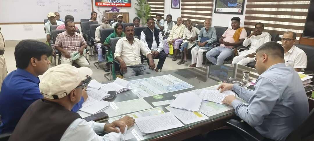 *प्रेस विज्ञप्ति*
समाहरणालय, मधेपुरा
जिला सूचना एवं जनसंपर्क कार्यालय, मधेपुरा
दिनांक : 12 अक्टूबर, 2026
*जनसमस्याओं के त्वरित एवं प्रभावी समाधान के लिए जिला प्रशासन प्रतिबद्ध : जिलाधिकारी*
*जनसुनवाई में 41 आवेदनों पर सुनवाई, संबंधित पदाधिकारियों को समयबद्ध कार्रवाई के निर्देश*
मधेपुरा, 12 अक्टूबर 2026। समाहरणालय स्थित जिलाधिकारी कार्यालय कक्ष में जिला पदाधिकारी, मधेपुरा श्री अभिषेक रंजन की अध्यक्षता में जनसुनवाई आयोजित की गई। इसमें जिले के विभिन्न प्रखंडों से आए नागरिकों के 41 आवेदनों पर सुनवाई की गई। अपर समाहर्ता (राजस्व) श्री अरुण कुमार सिंह भी उपस्थित रहे।
जिलाधिकारी ने आवेदकों की समस्याओं को गंभीरता एवं संवेदनशीलता से सुनते हुए संबंधित पदाधिकारियों को प्रत्येक मामले की जांच कर त्वरित, पारदर्शी, निष्पक्ष एवं समयबद्ध कार्रवाई सुनिश्चित करने का निर्देश दिया। उन्होंने स्पष्ट किया कि जनहित से जुड़े मामलों में किसी भी प्रकार की लापरवाही अथवा अनावश्यक विलंब स्वीकार्य नहीं होगा।
उन्होंने कहा कि जनसुनवाई आम नागरिकों की समस्याओं को सीधे प्रशासन के समक्ष रखने तथा उनके समाधान के लिए प्रभावी कार्रवाई सुनिश्चित करने का महत्वपूर्ण माध्यम है। जिला प्रशासन सुशासन, पारदर्शिता एवं जवाबदेही के अनुरूप नागरिकों को सुलभ और संवेदनशील प्रशासनिक सेवाएं उपलब्ध कराने के लिए प्रतिबद्ध है।
जिलाधिकारी ने सभी संबंधित पदाधिकारियों को निर्देश दिया कि आवेदनों का नियमानुसार निर्धारित समयसीमा के भीतर गुणवत्तापूर्ण निष्पादन सुनिश्चित करें, ताकि आवेदकों को अनावश्यक रूप से कार्यालयों के चक्कर न लगाने पड़ें और उन्हें समय पर न्यायोचित राहत मिल सके।
*जनहित में अपील* : जिला प्रशासन नागरिकों की समस्याओं एवं शिकायतों के त्वरित, पारदर्शी और न्यायसंगत समाधान के लिए प्रतिबद्ध है। नागरिक अपनी समस्याएं जनसुनवाई कार्यक्रम के माध्यम से प्रशासन के समक्ष प्रस्तुत करें। प्रत्येक आवेदन पर नियमानुसार आवश्यक कार्रवाई सुनिश्चित की जाएगी। नागरिकों की समस्याओं का समाधान जिला प्रशासन की प्राथमिकता है।
Information & Public Relations Department, Government of Bihar