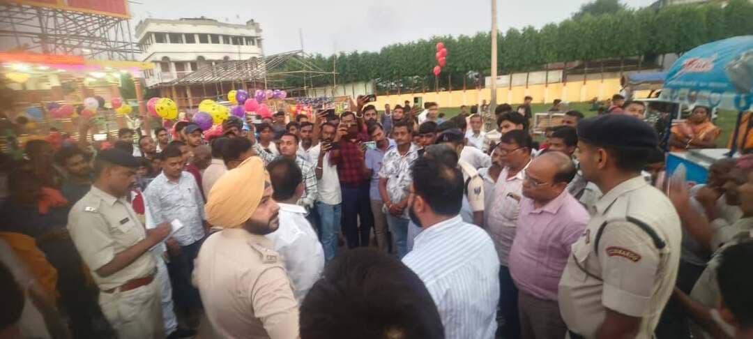 *प्रेस विज्ञप्ति*
समाहरणालय, मधेपुरा
जिला जनसंपर्क कार्यालय, मधेपुरा
दिनांक: 12 अक्टूबर 2026
*दशहरा पर्व पर सुरक्षा एवं विधि-व्यवस्था को लेकर प्रशासन सतर्क*
*जिलाधिकारी एवं पुलिस अधीक्षक ने पांच प्रमुख दुर्गा पूजा स्थलों का किया संयुक्त निरीक्षण; CCTV निगरानी,* *अग्निशमन व्यवस्था, पर्याप्त पुलिस बल की तैनाती एवं सुचारु यातायात सुनिश्चित करने के निर्देश*
मधेपुरा, 12 अक्टूबर 2026। आगामी दशहरा पर्व के अवसर पर श्रद्धालुओं की सुरक्षा, पूजा पंडालों एवं मेला परिसरों में भीड़ का सुव्यवस्थित प्रबंधन, सुचारु यातायात तथा विधि-व्यवस्था संधारण सुनिश्चित करने के उद्देश्य से जिलाधिकारी एवं पुलिस अधीक्षक, मधेपुरा ने जिले के प्रमुख दुर्गा पूजा स्थलों का संयुक्त निरीक्षण किया। इस दौरान चौसा स्थित दुर्गा स्थान, पुरानी दुर्गा स्थान, उदाकिशुनगंज दुर्गा स्थान, बिहारीगंज सार्वजनिक दुर्गा स्थान एवं मुरलीगंज सार्वजनिक दुर्गा स्थान के पूजा पंडालों और मेला परिसरों का जायजा लिया गया।
निरीक्षण के क्रम में संबंधित पदाधिकारियों को पर्व के दौरान सुरक्षा व्यवस्था चाक-चौबंद रखने, भीड़ प्रबंधन की प्रभावी व्यवस्था करने तथा संभावित आपात स्थितियों से निपटने के लिए सभी आवश्यक तैयारियां समय पर पूर्ण करने का निर्देश दिया गया। प्रशासन ने स्पष्ट किया कि पर्व के दौरान श्रद्धालुओं की सुरक्षा, शांति एवं सौहार्द बनाए रखना सर्वोच्च प्राथमिकता है। इसके लिए सभी संबंधित विभागों एवं पूजा समितियों के बीच बेहतर समन्वय स्थापित कर निर्धारित मानकों के अनुरूप व्यवस्थाएं सुनिश्चित की जाएं।
*CCTV कैमरों से होगी सतत निगरानी, नियंत्रण कक्ष को सक्रिय रखने का निर्देश*
जिलाधिकारी एवं पुलिस अधीक्षक ने पूजा पंडालों तथा मेला परिसरों के प्रमुख प्रवेश एवं निकास द्वारों, संवेदनशील स्थानों और भीड़भाड़ वाले क्षेत्रों में CCTV कैमरे स्थापित कर उनके माध्यम से सतत निगरानी सुनिश्चित करने का निर्देश दिया। निगरानी व्यवस्था को प्रभावी बनाए रखने तथा किसी भी संदिग्ध गतिविधि पर त्वरित कार्रवाई के लिए नियंत्रण कक्ष के माध्यम से समुचित अनुश्रवण करने पर बल दिया गया।
साथ ही, भीड़ के अनावश्यक जमाव को रोकने, श्रद्धालुओं के सुरक्षित आवागमन तथा प्रवेश एवं निकास मार्गों को सुगम बनाए रखने के लिए आवश्यक प्रबंध करने को कहा गया, ताकि किसी भी परिस्थिति में अव्यवस्था उत्पन्न न हो।
*अग्निशमन एवं आपातकालीन व्यवस्था को सुदृढ़ रखने पर जोर*
पूजा पंडालों एवं मेला परिसरों में अग्नि सुरक्षा के सभी आवश्यक प्रबंध सुनिश्चित करने का निर्देश दिया गया। इसके तहत अग्निशमन उपकरणों की उपलब्धता, फायर ब्रिगेड वाहन की प्रतिनियुक्ति तथा आपातकालीन परिस्थितियों से निपटने के लिए आवश्यक संसाधनों की उपलब्धता सुनिश्चित करने पर बल दिया गया।
संबंधित पदाधिकारियों एवं पूजा समितियों को निर्देशित किया गया कि वे सुरक्षा संबंधी व्यवस्थाओं की पूर्व जांच करें तथा किसी भी संभावित दुर्घटना या अप्रिय घटना की स्थिति में त्वरित कार्रवाई के लिए तैयार रहें।
*पर्याप्त पुलिस बल की तैनाती एवं यातायात प्रबंधन को मिलेगी* *प्राथमिकता*
विधि-व्यवस्था संधारण के लिए पर्याप्त संख्या में पुलिस बल, महिला पुलिसकर्मियों तथा सादे वेश में पुलिसकर्मियों की तैनाती सुनिश्चित करने का निर्देश दिया गया। भीड़भाड़ वाले क्षेत्रों में विशेष सतर्कता बरतने, संवेदनशील स्थलों पर निगरानी रखने तथा किसी भी अप्रिय स्थिति से निपटने के लिए तत्पर रहने पर जोर दिया गया।
इसके अतिरिक्त, पूजा स्थलों एवं मेला परिसरों के आसपास यातायात व्यवस्था सुचारु रखने, आवश्यकतानुसार वाहनों के आवागमन को नियंत्रित करने तथा श्रद्धालुओं के सुरक्षित आवागमन के लिए समुचित प्रबंध करने का निर्देश दिया गया, ताकि आम नागरिकों को अनावश्यक परेशानी का सामना न करना पड़े।
*मूर्ति विसर्जन के निर्धारित मार्ग का अनिवार्य अनुपालन*
मूर्ति विसर्जन के दौरान सुरक्षा एवं विधि-व्यवस्था बनाए रखने के लिए निर्धारित विसर्जन मार्ग का अनिवार्य रूप से अनुपालन कराने का निर्देश दिया गया। संबंधित पदाधिकारियों को विसर्जन के दौरान भीड़ प्रबंधन, यातायात नियंत्रण तथा आवश्यक पुलिस व्यवस्था सुनिश्चित करने को कहा गया, ताकि विसर्जन प्रक्रिया शांतिपूर्ण एवं सुव्यवस्थित ढंग से संपन्न हो सके।
पूजा समितियों से भी अपेक्षा की गई कि वे प्रशासन द्वारा जारी निर्देशों का पालन करें तथा सुरक्षा एवं व्यवस्था बनाए रखने में सक्रिय सहयोग प्रदान करें।
*प्रशासन की अपील—सतर्कता, संयम एवं सहयोग से मनाएं पर्व*
निरीक्षण के दौरान अनुमंडल पदाधिकारी, उदाकिशुनगंज, प्रखंड विकास पदाधिकारी, चौसा, अंचलाधिकारी, चौसा, थानाध्यक्ष, चौसा आदि तथा संबंधित दुर्गा पूजा समितियों के सदस्य उपस्थित थे।
*जनहित में अपील* : जिला प्रशासन, मधेपुरा सभी श्रद्धालुओं एवं आम नागरिकों से अपील करता है कि वे दशहरा पर्व को शांति, सौहार्द एवं आपसी भाईचारे के साथ मनाएं। पूजा स्थलों एवं मेला परिसरों में प्रशासन द्वारा निर्धारित सुरक्षा एवं यातायात संबंधी निर्देशों का पालन करें, भीड़भाड़ वाले स्थानों पर अनावश्यक धक्का-मुक्की से बचें तथा बच्चों, महिलाओं, बुजुर्गों एवं दिव्यांगजनों की सुरक्षा का विशेष ध्यान रखें।
किसी भी संदिग्ध गतिविधि, अफवाह अथवा आपात स्थिति की जानकारी तत्काल संबंधित प्रशासनिक या पुलिस पदाधिकारी को दें। अपुष्ट सूचनाओं एवं अफवाहों पर विश्वास न करें और न ही उन्हें प्रसारित करें। पूजा समितियां भी सुरक्षा मानकों का पालन करते हुए प्रशासन के साथ समन्वय बनाए रखें।
जिला प्रशासन सभी नागरिकों से अपील करता है कि वे सतर्कता, जिम्मेदारी एवं सहयोग का परिचय देते हुए दशहरा पर्व को सुरक्षित, शांतिपूर्ण, सुव्यवस्थित एवं सौहार्दपूर्ण वातावरण में संपन्न कराने में सहभागी बनें।
Information & Public Relations Department, Government of Bihar
CMO Bihar
Samrat Choudhary
Narendra Modi