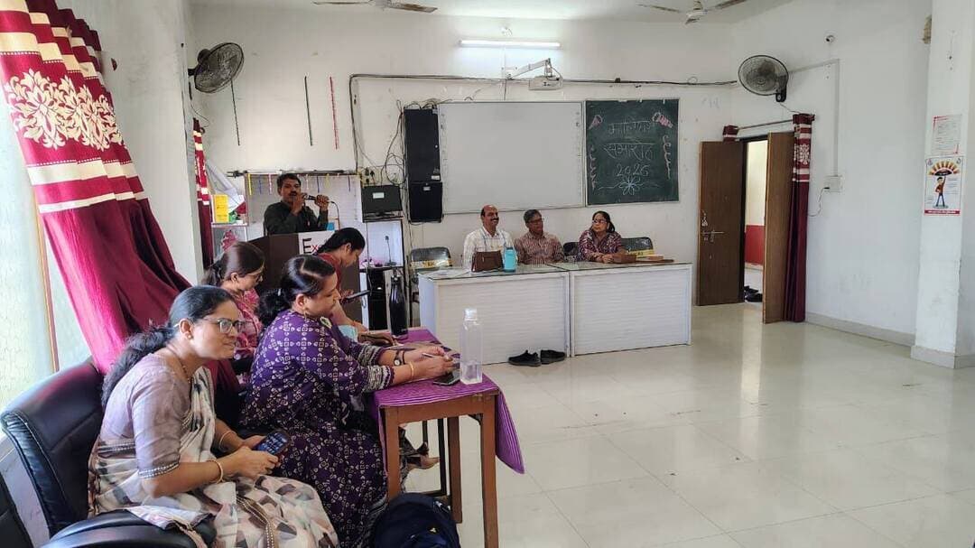 जिलास्तरीय अखिल भारतीय कालिदास समारोह–2026 संपन्न, विभिन्न प्रतियोगिताओं में विद्यार्थियों ने दिखाई प्रतिभा
श्लोक पाठ, संस्कृत संभाषण एवं चित्रकला प्रतियोगिताओं में विद्यार्थियों ने उत्साहपूर्वक लिया भाग
शासकीय उत्कृष्ट विद्यालय, नीमच में जिलास्तरीय अखिल भारतीय कालिदास समारोह–2026 के अंतर्गत विभिन्न प्रतियोगिताओं का आयोजन किया गया। समारोह का उद्देश्य विद्यार्थियों में संस्कृत भाषा, भारतीय संस्कृति एवं साहित्य के प्रति रुचि जागृत करना तथा उनकी साहित्यिक, भाषायी एवं रचनात्मक प्रतिभा को प्रोत्साहित करना रहा।
समारोह के अंतर्गत श्लोक पाठ, संस्कृत संभाषण एवं संस्कृत चित्रकला प्रतियोगिताएं आयोजित की गईं। तीनों प्रतियोगिताओं में विद्यार्थियों ने उत्साहपूर्वक सहभागिता करते हुए अपनी प्रतिभा का प्रदर्शन किया।
श्लोक पाठ प्रतियोगिता में श्यामा कुंवर प्रथम
श्लोक पाठ प्रतियोगिता में विद्यार्थियों ने संस्कृत श्लोकों का सस्वर एवं भावपूर्ण पाठ प्रस्तुत किया। प्रतियोगिता में शासकीय उत्कृष्ट विद्यालय, नीमच की कक्षा 10वीं की छात्रा सुश्री श्यामा कुंवर ने प्रथम, इसी विद्यालय की कक्षा 10वीं की छात्रा सुश्री विशाखा ने द्वितीय तथा शासकीय उच्चतर माध्यमिक विद्यालय, पिपलिया हांडी की कक्षा 11वीं की छात्रा सुश्री रीना ने तृतीय स्थान प्राप्त किया।
संस्कृत संभाषण में कशिश पाटीदार ने हासिल किया प्रथम स्थान
संस्कृत संभाषण प्रतियोगिता में विद्यार्थियों ने संस्कृत भाषा में अपने विचार व्यक्त कर भाषा के व्यावहारिक प्रयोग और संवाद कौशल का परिचय दिया। इस प्रतियोगिता में सांदीपनि विद्यालय, नीमच की कक्षा 11वीं की छात्रा सुश्री कशिश पाटीदार ने प्रथम स्थान प्राप्त किया। सौफिया हायर सेकेंडरी स्कूल, रतनगढ़ की कक्षा 12वीं की छात्रा सुश्री मीनाक्षी द्वितीय तथा शासकीय उच्चतर माध्यमिक विद्यालय, पडदा की कक्षा 10वीं की छात्रा सुश्री मयूरी तृतीय स्थान पर रहीं।
संस्कृत चित्रकला में यशोदा प्रथम
संस्कृत चित्रकला प्रतियोगिता में विद्यार्थियों ने अपनी कलात्मक प्रतिभा के माध्यम से संस्कृत भाषा, महाकवि कालिदास के जीवन एवं उनकी साहित्यिक रचनाओं से जुड़े विषयों को चित्रों के माध्यम से अभिव्यक्त किया। प्रतियोगिता में शासकीय उच्चतर माध्यमिक विद्यालय, अठाना की कक्षा 12वीं की छात्रा सुश्री यशोदा ने प्रथम स्थान प्राप्त किया। शासकीय उच्चतर माध्यमिक विद्यालय, बरथुन की छात्रा सुश्री अक्षरा रावत द्वितीय तथा शासकीय उत्कृष्ट विद्यालय, नीमच की कक्षा 10वीं की छात्रा सुश्री महिमा तृतीय स्थान पर रहीं।
संभाग स्तरीय समारोह में नीमच जिले का प्रतिनिधित्व करेंगे विजेता विद्यार्थी
जिलास्तरीय प्रतियोगिताओं में तीनों विधाओं में प्रथम, द्वितीय एवं तृतीय स्थान प्राप्त करने वाले विद्यार्थी 23 अक्टूबर 2026 को उज्जैन में आयोजित होने वाले संभाग स्तरीय अखिल भारतीय कालिदास समारोह में नीमच जिले का प्रतिनिधित्व करते हुए सहभागिता करेंगे।
कार्यक्रम जिला स्तरीय नोडल अधिकारी एवं जिला शिक्षा अधिकारी श्रीमती ऐश्वर्या मुंदड़ा तथा शासकीय उत्कृष्ट विद्यालय, नीमच के प्राचार्य श्री अरविंद कुमार शर्मा के सानिध्य में संपन्न हुआ।
इस प्रकार के आयोजन विद्यार्थियों को अपनी प्रतिभा प्रदर्शित करने के साथ ही संस्कृत भाषा, महाकवि कालिदास की साहित्यिक परंपरा और भारतीय ज्ञान-परंपरा से जुड़ने का अवसर प्रदान करते हैं। ये कार्यक्रम संस्कृत भाषा के संरक्षण एवं संवर्धन तथा विद्यार्थियों में भारतीय संस्कृति और साहित्य के प्रति सम्मान विकसित करने में महत्वपूर्ण भूमिका निभाते हैं।
CM Madhya Pradesh
Jansampark Madhya Pradesh
Department of School Education, Madhya Pradesh
#neemuch #नीमच