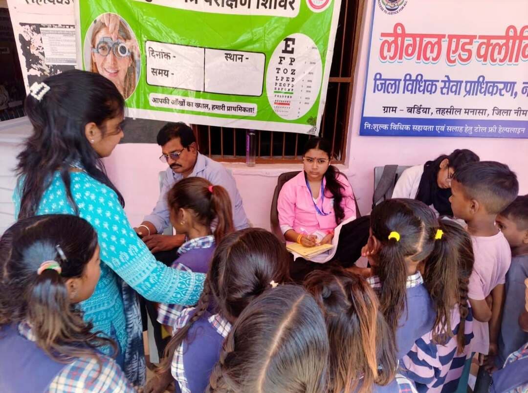 राष्ट्रीय विधिक सेवा प्राधिकरण की 60 दिवसीय मेगा ड्राइव के तहत बर्डिया में निःशुल्क नेत्र चिकित्सा शिविर आयोजित
124 ग्रामीणों की हुई नेत्र जांच, 14 मोतियाबिंद ऑपरेशन के लिए चिह्नित, 27 को निःशुल्क चश्मे वितरित
राष्ट्रीय विधिक सेवा प्राधिकरण, नई दिल्ली द्वारा संचालित 60 दिवसीय मेगा ड्राइव के अंतर्गत जिला विधिक सेवा प्राधिकरण, नीमच द्वारा ग्राम पंचायत भवन, बर्डिया (तहसील मनासा) में निःशुल्क नेत्र चिकित्सा शिविर आयोजित किया गया। माननीय प्रधान जिला एवं सत्र न्यायाधीश श्री वीरेंद्र सिंह राजपूत के मार्गदर्शन में आयोजित इस शिविर में गोमाबाई नेत्रालय, नीमच का सहयोग रहा।
शिविर में गोमाबाई नेत्रालय के चिकित्सकीय एवं पैरामेडिकल स्टाफ द्वारा ग्राम बर्डिया के कुल 124 व्यक्तियों की नेत्र जांच की गई। जांच के दौरान 14 व्यक्तियों को मोतियाबिंद के ऑपरेशन के लिए चिह्नित किया गया, जबकि 27 व्यक्तियों को निःशुल्क चश्मे प्रदान किए गए।
शिविर का उद्देश्य ग्रामीण क्षेत्र के नागरिकों को सुलभ एवं निःशुल्क नेत्र चिकित्सा सुविधाएं उपलब्ध कराना तथा उन्हें स्वास्थ्य के प्रति जागरूक करना था। इस पहल के माध्यम से जरूरतमंद ग्रामीणों को स्वास्थ्य सेवाओं का लाभ पहुंचाने के साथ ही राष्ट्रीय विधिक सेवा प्राधिकरण की जनकल्याणकारी गतिविधियों को भी बढ़ावा दिया जा रहा है।
शिविर में जिला विधिक सेवा प्राधिकरण की सचिव श्रीमती शोभना मीणा, पैरालीगल वॉलंटियर्स श्री हितेश जैन एवं श्री कमलाशंकर कारपेंटर, ग्राम पंचायत सचिव श्री बंशीदास बैरागी, सरपंच प्रतिनिधि श्री कमल डाबर, गोमाबाई नेत्रालय के प्रोजेक्ट को-ऑर्डिनेटर श्री सुरेश रैदास, पैरामेडिकल स्टाफ तथा ग्रामवासी उपस्थित रहे।
CM Madhya Pradesh
Jansampark Madhya Pradesh
Directorate of Health Services, Madhya Pradesh
#neemuch #नीमच
