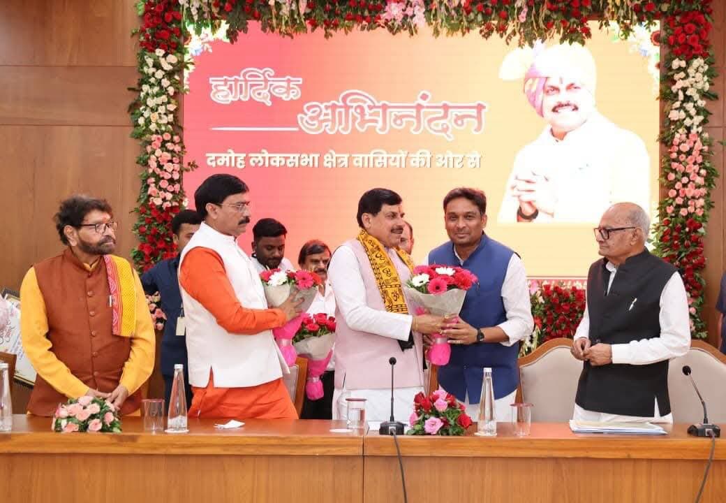 दमोह को ऐतिहासिक सौगात देने के लिए माननीय मुख्यमंत्री श्री @DrMohanYadav51 जी का हृदय से आभार! 🙏
सांसद श्री राहुल सिंह लोधी जी के नेतृत्व में 180 सदस्यीय प्रतिनिधिमंडल ने भोपाल में भेंट कर धन्यवाद ज्ञापित किया।
🛣️ दमोह-कटनी फोरलेन (₹4,470 करोड़)
🛣️ दमोह-सागर फोरलेन (₹2,059 करोड़)
इनसे पर्यटन, उद्योग और ‘विंध्य विकास पथ’ को नई गति मिलेगी।
#Damoh #DrMohanYadav #MPGovt #RoadInfrastructure