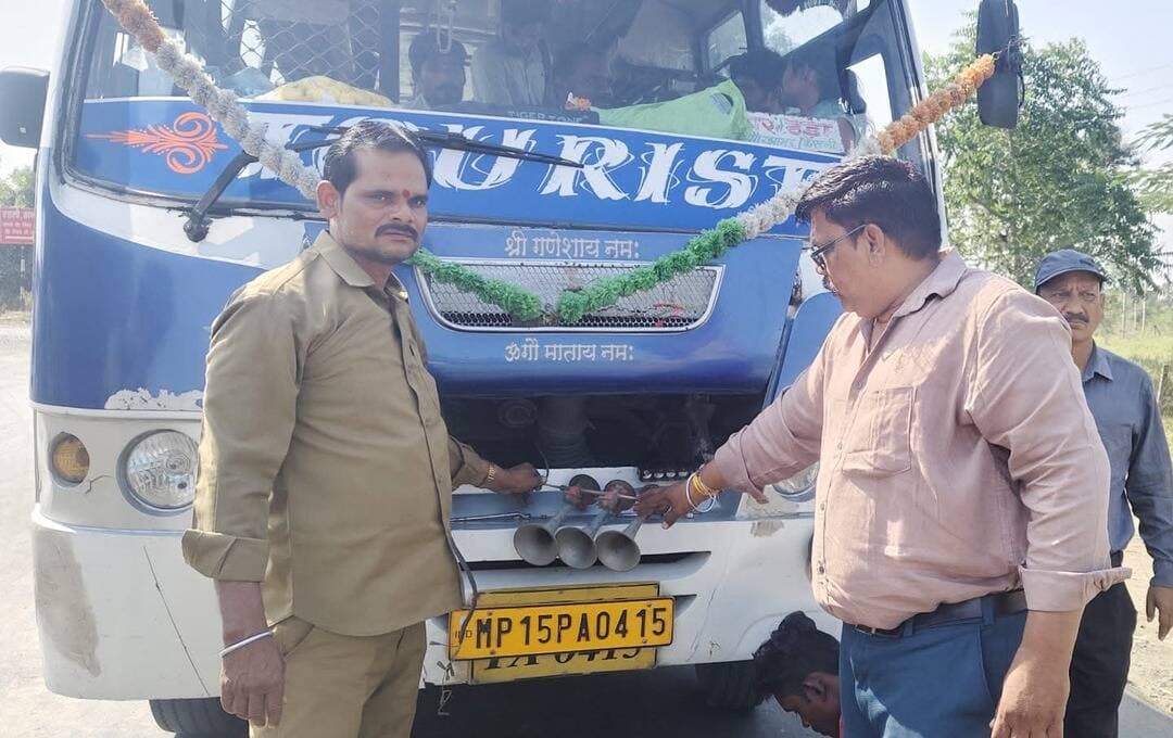 ➡️ यात्री बसों में प्रेशर हॉर्न के विरुद्ध सघन चेकिंग कार्रवाई
➡️ 07 यात्री बसों का पंजीयन किया निरस्त
➡️ 15 यात्री बसों से 45000/- जुर्माना वसूल, 02 यात्री बसें जब्त
परिवहन आयुक्त मध्यप्रदेश ग्वालियर एवं कलेक्टर श्रीमती प्रतिभा पाल द्वारा ओवरलोड, अधिक किराया लेने, परमिट शर्तों का उल्लंघन एवं टैक्स बकाया यात्री बसों पर चेकिंग संबंधी कार्रवाई किए जाने के दिए गए निर्देशों के अनुक्रम में क्षेत्रीय परिवहन अधिकारी, सागर द्वारा 07 यात्री बस क्रमांक MP15PA0165, MP15PA0229, MP15PA0129, MP37P0277, MP15PA0254, MP09FA2641, MP09FA2637, जो कि 15 वर्ष से अधिक पुरानी होने के कारण यात्रियों की सुरक्षा को दृष्टिगत रखते हुए उक्त वाहनों का पंजीयन निरस्त किया गया है एवं उक्त यात्री बसों को स्क्रैप करने का आदेश जारी किया है।
क्षेत्रीय परिवहन अधिकारी, सागर द्वारा बताया गया कि मुख्य बस स्टैंड के समीप रहने वाले रहवासियों को यात्री बसों में प्रेशर हॉर्न लगे होने के कारण काफी असुविधा होती है, ध्वनि प्रदूषण होता है एवं रात्रिकाल में बच्चों तथा बुजुर्गों को काफी परेशानी होती है। इस संबंध में शिकायत इस कार्यालय में प्राप्त हुई है। इस संबंध में क्षेत्रीय परिवहन अधिकारी द्वारा दिनांक 10.10.2026 एवं 11.02.2026 को मुख्य बस स्टैंड एवं शहरी क्षेत्र में बसों में लगे अवैध प्रेशर हॉर्न के खिलाफ विशेष चेकिंग अभियान चलाया गया। चेकिंग के दौरान 12 यात्री बसों में तेज आवाज वाले प्रेशर हॉर्न लगे पाए गए, जो मानक से अधिक ध्वनि प्रदूषण फैला रहे थे। उक्त यात्री बसों से मौके पर ही प्रेशर हॉर्न निकलवाकर जब्त किए गए तथा 15 यात्री बसों में चालक/परिचालक निर्धारित गणवेश में नहीं, एचएसआरपी नंबर प्लेट नहीं, रेडियम रिफ्लेक्टर टेप नहीं, फर्स्ट एड बॉक्स नहीं आदि कमियां पाई जाने पर उन वाहनों से 45000/- रुपये का जुर्माना वसूल किया गया।
इसी प्रकार 01 यात्री बस में पीछे की ओर कांच पर लोहे की जाली लगी पाई गई एवं 01 यात्री बस का ड्राइवर साइड का गेट टूटा हुआ था तथा वाहन का फर्श टूटा होने से उक्त दोनों बसों को जब्त कर कार्यालय परिसर में सुरक्षार्थ रखा गया।
क्षेत्रीय परिवहन अधिकारी ने वाहन स्वामियों को हिदायत दी है कि बसों से प्रेशर हॉर्न तुरंत हटवा लें तथा वाहनों के संचालन के दौरान वाहन से संबंधित समस्त दस्तावेजों यथा बीमा, फिटनेस, परमिट, पंजीयन कार्ड, वाहन चालक का हैवी ड्राइविंग लाइसेंस, टैक्स प्रमाण पत्र, प्रदूषण प्रमाण पत्र आदि अनिवार्य रूप से साथ में रखें। अन्यथा उनके विरुद्ध मोटरयान अधिनियम 1988 एवं मध्यप्रदेश मोटरयान कराधान अधिनियम 1991 के प्रावधानानुसार कार्रवाई की जाएगी। यह कार्रवाई निरंतर जारी रहेगी।
<nis:link nis:type=tag nis:id=jansamparkmp nis:value=jansamparkMP nis:enabled=true nis:link/> <nis:link nis:type=tag nis:id=sagar nis:value=sagar nis:enabled=true nis:link/>