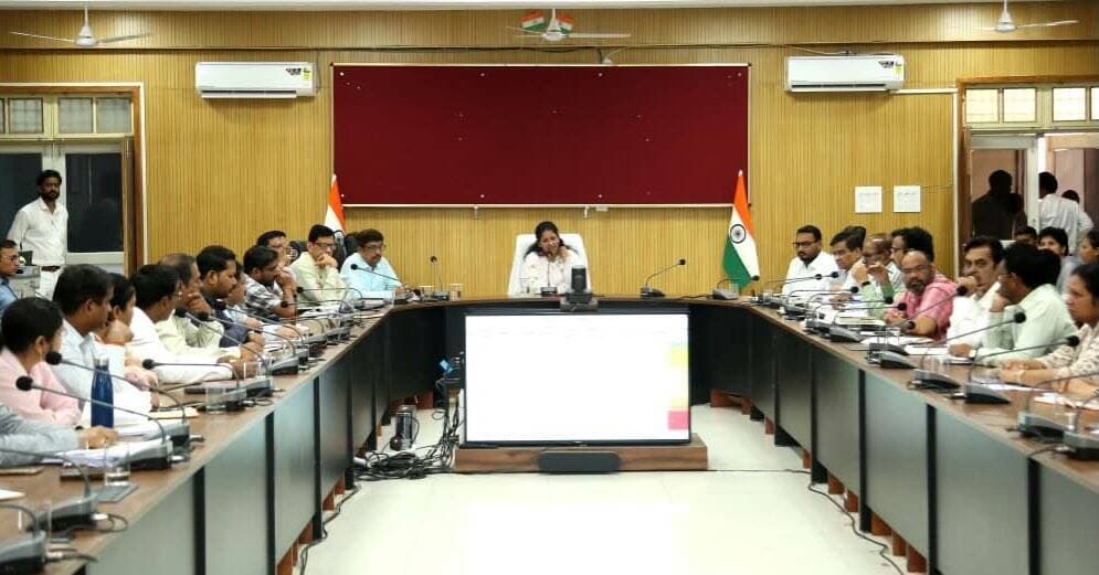 ➡️ बीना रिफाइनरी पेट्रोकेमिकल कॉम्प्लेक्स: भूमि अधिग्रहण के लंबित मामलों का त्वरित निराकरण करने के निर्देश, कलेक्टर ने की समीक्षा
भारत पेट्रोलियम कॉरपोरेशन लिमिटेड बीना रिफाइनरी पेट्रोकेमिकल कॉम्प्लेक्स के प्रवेश-निर्गत द्वार हेतु आपसी सहमति से क्रय नीति के तहत किए जा रहे भूमि अधिग्रहण कार्यों की कलेक्टर श्रीमती प्रतिभा पाल द्वारा विस्तृत समीक्षा की गई। समीक्षा बैठक के दौरान परियोजना से प्रभावित विभिन्न ग्रामों की भूमि अधिग्रहण, अवार्ड पारित करने, रजिस्ट्री स्थिति तथा लंबित प्रकरणों पर बिंदुवार चर्चा की गई।
बीना रिफाइनरी हेतु स्वीकृत कुल भूमि के सापेक्ष विभिन्न ग्रामों (जैसे आगासोद, बिल्धई बुजुर्ग, बेरखेड़ी टांडा आदि) में अवार्ड आदेश जारी किए जा चुके हैं। अवशेष रकबे पर अवार्ड आदेश पारित करने और वितरण की प्रक्रिया को शीघ्र पूरा करने के निर्देश दिए गए। शासकीय भूमि के अंतरण और आवंटन हेतु जिला स्तरीय शासकीय भूमि आवंटन समिति तथा नजूल निवर्तन समिति के समक्ष विचाराधीन प्रकरणों को त्वरित रूप से निराकृत करने की बात कही गई।
जिन कृषकों की भूमि हेतु सहमति प्राप्त हो चुकी है या मुआवजा राशि का आकलन हो चुका है, उनके सम्बितरण आदेश जारी कर रजिस्ट्री प्रक्रिया में तेजी लाने को कहा गया। बैठक में बताया गया कि कुछ खसरों में भू-धारकों की मृत्यु, नामांतरण, नाबालिग वारिस, तथा बैंक खाता या पहचान दस्तावेजों (जैसे पैन/आधार आदि) की अनुपलब्धता या नाम संशोधन के कारण रजिस्ट्री लंबित है। कलेक्टर ने संबंधित अधिकारियों को इन व्यावहारिक व तकनीकी बाधाओं का समाधान कर नियमानुसार कार्यवाही सुनिश्चित करने के निर्देश दिए।
कलेक्टर ने सभी संबंधित अधिकारियों और एजेंसियों को आपसी समन्वय के साथ कार्य करते हुए शेष बचे सभी प्रकरणों का समयबद्ध निराकरण करने के कड़े निर्देश दिए, ताकि बीना रिफाइनरी पेट्रोकेमिकल कॉम्प्लेक्स के प्रवेश-निर्गत मार्ग निर्माण का कार्य बिना किसी रुकावट के सुचारू रूप से आगे बढ़ सके।
<nis:link nis:type=tag nis:id=jansamparkmp nis:value=jansamparkMP nis:enabled=true nis:link/> <nis:link nis:type=tag nis:id=sagar nis:value=sagar nis:enabled=true nis:link/>