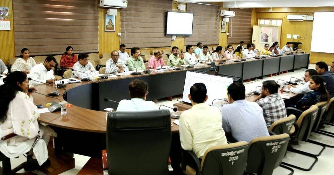 ➡️ स्वामित्व योजना की प्रगति की समीक्षा: कलेक्टर श्रीमती प्रतिभा पाल प्रगति लाने के दिए निर्देश, राजस्व और ग्रामीण विकास विभाग मिलकर करें काम
कलेक्टर श्रीमती प्रतिभा पाल ने स्वामित्व योजना की समीक्षा की। बैठक में जिले के समस्त एसडीएम एवं तहसीलदार मुख्य रूप से उपस्थित रहे।
बैठक के दौरान स्वामित्व योजना से जुड़े आवश्यक ऑनलाइन ऐप और संपूर्ण प्रक्रिया का पुनः विस्तृत प्रशिक्षण दिया गया, ताकि धरातल पर काम में और तेजी लाई जा सके।
कलेक्टर ने सख्त निर्देश दिए हैं कि राजस्व और ग्रामीण विकास विभाग की संयुक्त टीम तत्काल मैदान में उतरकर काम में जुटे। उन्होंने कहा कि पटवारियों के साथ-साथ पंचायत सचिव और ग्राम रोजगार सहायक भी प्रक्रिया में आवश्यक सहयोग प्रदान करें।
समीक्षा के दौरान कलेक्टर ने स्पष्ट किया कि स्वामित्व योजना के क्रियान्वयन में किसी भी प्रकार की लापरवाही बर्दाश्त नहीं की जाएगी और मैदानी स्तर पर काम की स्पष्ट प्रगति दिखाई देनी चाहिए।
राजस्व और पंचायत एवं ग्रामीण विकास विभाग की संयुक्त टीमों को मैदानी स्तर पर काम में तेजी लाने के लिए निर्देशित किया गया है। कलेक्टर ने कहा है कि दैनिक रूप से स्वामित्व योजना में प्रगति दिखे सभी अपने सौंप गए दायित्वों का निर्वहन पूरी गंभीरता के साथ करें। और स्वामित्व योजना से संबंधित लक्षित आम जनों को निशुल्क रजिस्ट्री के रूप में योजना का लाभ दिलाएं।
<nis:link nis:type=tag nis:id=jansamparkmp nis:value=jansamparkMP nis:enabled=true nis:link/> <nis:link nis:type=tag nis:id=sagar nis:value=sagar nis:enabled=true nis:link/>