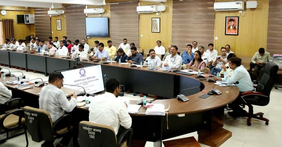 ➡️ जनगणना 2027 के द्वितीय चरण के जिला स्तरीय प्रशिक्षण का आयोजन
➡️ जनगणना अधिकारियों ने चार्ज अधिकारियों सहित संबंधित अमले को दिया प्रशिक्षण
➡️ जनगणना प्रबंधन एवं निगरानी प्रणाली सीएमएमएस के माध्यम से जनसंख्या गणना की तैयारियों की दी गई जानकारी
जनगणना 2027 के द्वितीय चरण के अंतर्गत आगामी फरवरी 2027 से प्रस्तावित जनसंख्या गणना कार्य को व्यवस्थित एवं सुचारू रूप से संपादित करने के उद्देश्य से जनगणना कार्य निदेशालय, मध्यप्रदेश, भोपाल के निर्देशानुसार तथा कलेक्टर एवं प्रमुख जनगणना अधिकारी श्रीमती प्रतिभा पाल के नेतृत्व में यह जिला स्तरीय प्रशिक्षण कार्यक्रम कलेक्ट्रेट सभाकक्ष में आयोजित किया गया। प्रशिक्षण के दौरान जनगणना कार्य निदेशालय भोपाल से आए मास्टर ट्रेनर एवं सहायक निदेशक श्रीमती अनामिका जैन एवं श्री पवन मिश्रा द्वारा जनगणना कार्य से जुड़े अधिकारियों एवं कर्मचारियों को प्रशिक्षण दिया गया। इस दौरान चार्ज अधिकारियों, प्रगणकों, पर्यवेक्षकों एवं तकनीकि सहायकों को उनके दायित्वों से अवगत कराया गया। प्रशिक्षण में जिला जनगणना अधिकारी, समस्त चार्ज अधिकारी ग्रामीण, जनगणना लिपिक एवं तकनीकी सहायकों ने सहभागिता की।
➡️ प्रशिक्षण में जनगणना प्रबंधन एवं निगरानी प्रणाली सीएमएमएस के माध्यम से जनगणना 2027 के द्वितीय चरण अर्थात जनसंख्या गणना पीई के लिए की जाने वाली तैयारियों एवं पोर्टल पर संचालित होने वाली विभिन्न गतिविधियों की जानकारी दी गई। साथ ही बताया गया कि जनसंख्या गणना से प्राप्त आंकड़ों का न तो कोई निरीक्षण कर सकता है और न ही प्राप्त आकड़ों को किसी प्रकरण अथवा न्यायालय में साक्ष्य के रूप में प्रस्तुत किया जा सकता है।
➡️ जनसंख्या गणना के लिए गणना ब्लॉक का गठन
प्रशिक्षण में बताया गया कि एचएलओ चरण के दौरान तैयार किए गए सभी एचएलबी को जनसंख्या गणना के चरण में सामान्यतः गणना ब्लॉक ईबी के रूप में मान्य किया जाएगा। यदि किसी एचएलबी की जनसंख्या 800 से अधिक है तो उसकी बाहरी सीमा को यथावत रखते हुए उसे दो या अधिक सब.ईबी में विभाजित किया जा सकेगा। प्रथम चरण में यदि कोई क्षेत्र कवरेज से छूट गया हो तो उसे निकटतम सब.ईबी में जोड़ा जा सकता है। प्रशिक्षण में स्पष्ट किया गया कि एचएलबी का विभाजन उसकी मूल सीमा के भीतर ही किया जाएगा तथा दो या दो से अधिक एचएलबी को मिलाकर नया गणना ब्लॉक नहीं बनाया जा सकेगा।
➡️ सीएमएमएस पोर्टल पर विभिन्न गतिविधियों की जानकारी
प्रशिक्षण में सीएमएमएस पोर्टल के चार्ज ऑफिसर लॉगिन के अंतर्गत उपलब्ध पीई मैनेजमेन्ट मॉड्यूल की जानकारी दी गई। इसके अंतर्गत पर्यवेक्षी सर्कल का निर्माण एवं आवंटन पर्यवेक्षक का आवंटन एवं निरस्तीकरण गणना ब्लॉक का आवंटन एवं निरस्तीकरण नियुक्ति पत्र एवं पहचान पत्र तैयार करना तथा आरक्षित गणक एवं पर्यवेक्षक के प्रबंधन की प्रक्रिया समझाई गई। अधिकारियों को पोर्टल पर गणना ब्लॉक को विभाजित करने, सब.ईबी बनाने तथा परिवारों को गणक को आवंटित करने की प्रक्रिया भी समझाई गई। सभी आवश्यक परिवारों के आवंटन के बाद ही ईबी को फ्रीज करने की प्रक्रिया के संबंध में जानकारी दी गई तथा बताया गया कि यह कार्रवाई अपरिवर्तनीय होती है।
➡️ प्रशिक्षण प्रबंधन एवं रिपोर्टिंग की दी जानकारी
प्रशिक्षण में सीएमएमएस के प्रशिक्षण प्रबंधन मॉड्यूल के अंतर्गत बैच बनाने निर्धारित प्रशिक्षण बैच जारी प्रशिक्षण पूर्ण प्रशिक्षण समाप्त एवं निरस्त बैच आदि की जानकारी दी गई। प्रशिक्षण बैच तैयार करते समय प्रशिक्षण का नाम बैच की संख्या प्रशिक्षण दिवस जिला प्रशिक्षण की तिथि समय प्रशिक्षक प्रशिक्षण स्थल एवं स्थान संबंधी जानकारी दर्ज करने की प्रक्रिया समझाई गई। प्रशिक्षण में गणना ब्लॉक से संबंधित विवरण, संशोधित मकान सूची ग्राम एवं नगर रजिस्टर चार्ज रजिस्टर गणक एवं पर्यवेक्षक के नियुक्ति पत्र एवं पहचान पत्र गणक मैप एवं पर्यवेक्षक मैप अपलोड करने सहित पोर्टल पर उपलब्ध अन्य महत्वपूर्ण सुविधाओं की जानकारी भी दी गई।
➡️ फरवरी 2027 से प्रस्तावित है जनसंख्या गणना
बताया गया कि जनगणना 2027 के द्वितीय चरण में जनसंख्या गणना का कार्य फरवरी 2027 से कराया जाना प्रस्तावित है। आगामी जनसंख्या गणना में 40 प्रश्न पूछे जाऐंगे। जो कि नागरिकों की मूल जनकारी, आयु, वैवाहिक एवं पारिवारिक स्थिति, राष्ट्रीयता, सामाजिक स्थिति, शिक्षा, आर्थिक स्थिति, प्रवास, प्रजनन सहित अन्य विषयों से संबंधित होंगे। जनगणना के आंकड़े देश की जनसंख्या सामाजिक एवं आर्थिक स्थिति तथा विकास से संबंधित योजनाओं के निर्माण और संसाधनों के बेहतर नियोजन के लिए महत्वपूर्ण आधार उपलब्ध कराते हैं। प्रशिक्षण का उद्देश्य जनगणना कार्य में संलग्न अधिकारियों एवं कर्मचारियों को निर्धारित प्रक्रिया उनके दायित्वों तथा सीएमएमएस पोर्टल की कार्यप्रणाली से पूरी तरह अवगत कराना रहे ताकि आगामी जनसंख्या गणना का कार्य सुचारू व्यवस्थित एवं निर्धारित समय सीमा में संपादित किया जा सके।
#jansamparkMP #sagar