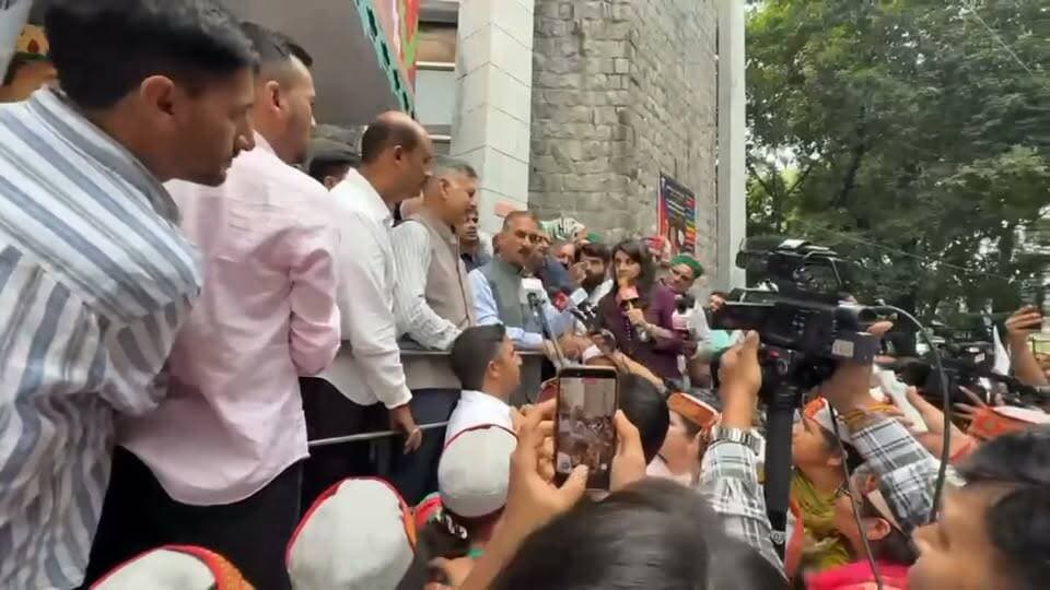 • वोट चोर, गद्दी छोड़' प्रदर्शन में शामिल होने दिल्ली पहुंचे हिमाचल के सीएम सुक्खू और डिप्टी सीएम अग्निहोत्री, कई मंत्री भी साथ…