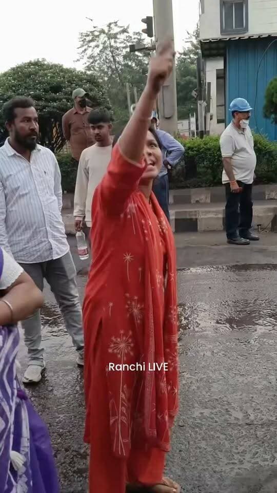 वेदांता कंपनी के परिसर में दहाड़ी JLKM नेता पूजा महतो, मैनेजर से कहा - नीचे आओ, वरना खींचकर ले आयेंगे
