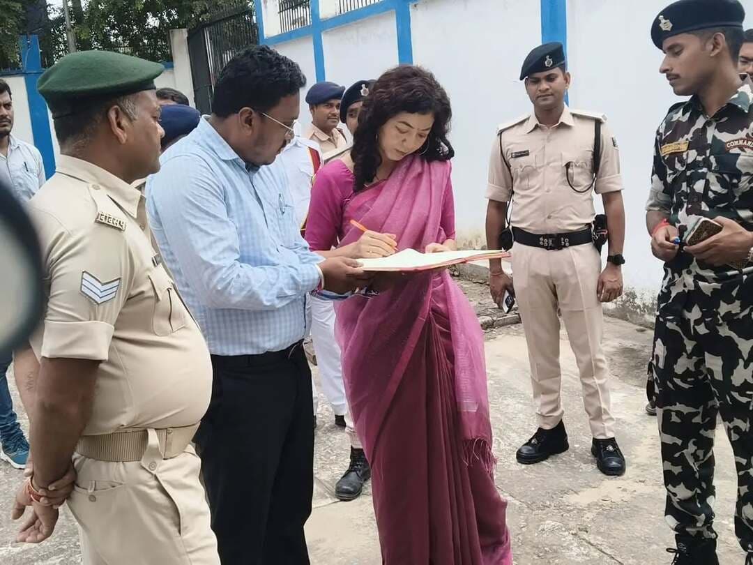 🗳️ ईवीएम/वीवीपैट वेयर हाउस का निरीक्षण; सुरक्षा व्यवस्था पर जताया संतोष!
◆ जिला निर्वाचन पदाधिकारी-सह-जिला पदाधिकारी, जहानाबाद श्रीमती छिरिङ वाई भूटिया ने पुलिस अधीक्षक श्री कोटा किरण कुमार की उपस्थिति में ईवीएम/वीवीपैट वेयर हाउस का मासिक बाह्य निरीक्षण किया।
🔹 निरीक्षण के दौरान सुरक्षा व्यवस्था, साफ-सफाई एवं अन्य आवश्यक व्यवस्थाओं का जायजा लिया गया।
✅ जिला निर्वाचन पदाधिकारी ने व्यवस्थाओं पर संतोष व्यक्त करते हुए संबंधित पदाधिकारियों को निर्धारित मानकों के अनुरूप सुरक्षा एवं अन्य व्यवस्थाएँ निरंतर बनाए रखने के निर्देश दिए।
📍 जिला प्रशासन, जहानाबाद
#जहानाबाद #जिलाप्रशासन #निर्वाचनविभाग_ईवीएम #मतदाताजागरूकता #विकसितभारत_समृद्धबिहार_आदर्शजहानाबाद