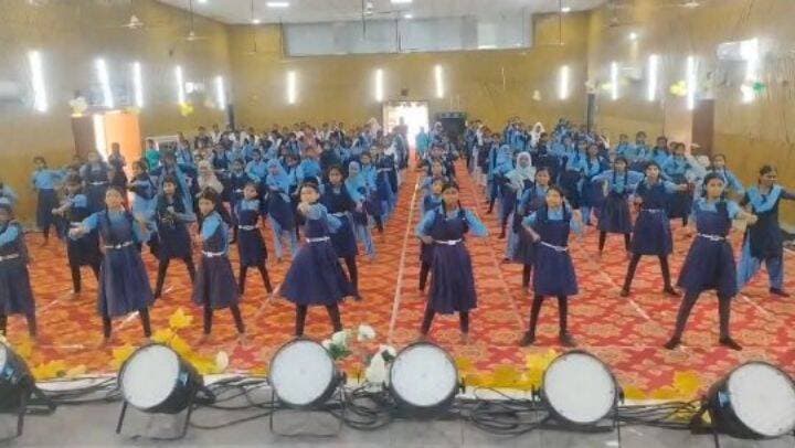 🥋💪 अब डर नहीं, हिम्मत से होगा हर चुनौती का सामना—आत्मरक्षा के गुर सीख रहीं जहानाबाद की बेटियाँ! 👧✨
🌸 अंतरराष्ट्रीय बालिका दिवस के अवसर पर बेटी बचाओ, बेटी पढ़ाओ अभियान के अंतर्गत अब्दुल बारी नगर भवन, जहानाबाद में आयोजित दो दिवसीय आत्मरक्षा प्रशिक्षण कार्यक्रम का सफल समापन।
◆ जिला पदाधिकारी, जहानाबाद श्रीमती छिरिङ वाई भूटिया के निर्देशानुसार आयोजित प्रशिक्षण के दूसरे दिन विभिन्न विद्यालयों की छात्राओं ने उत्साहपूर्वक भाग लिया।
🥋 प्रशिक्षक श्री अमर कुमार ने छात्राओं को आत्मरक्षा की व्यावहारिक तकनीकें सिखाईं तथा विपरीत परिस्थितियों में साहस, सजगता एवं आत्मविश्वास के साथ अपनी सुरक्षा करने के लिए प्रेरित किया।
🌟 सुरक्षित बेटियाँ, सशक्त बेटियाँ—आत्मविश्वास से भरेंगी सपनों की उड़ान!
🤝 जिला प्रशासन, जहानाबाद बालिकाओं की शिक्षा, सुरक्षा, सम्मान एवं सशक्तीकरण के लिए निरंतर प्रतिबद्ध है।
#बेटी_बचाओ_बेटी_पढ़ाओ #आत्मरक्षा_प्रशिक्षण #अंतरराष्ट्रीय_बालिका_दिवस #सशक्त_बेटियाँ
#विकसितभारत_समृद्धबिहार_आदर्शजहानाबाद