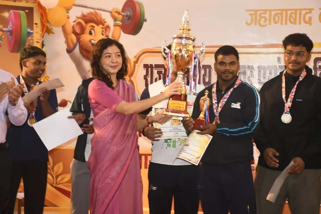 🏆 भारोत्तोलन में मगध की बादशाहत, जहानाबाद के खिलाड़ियों ने रचा इतिहास! 🥇💪
🏋️ राज्य स्तरीय विद्यालय भारोत्तोलन प्रतियोगिता का शानदार समापन! मगध प्रमंडल बना ओवरऑल चैम्पियन, पटना प्रमंडल रहा उपविजेता।
🥇 जहानाबाद का ऐतिहासिक प्रदर्शन! जिले के खिलाड़ियों ने 04 स्वर्ण 🥇 एवं 08 रजत 🥈 सहित कुल 12 पदक जीतकर जिलेवार सर्वाधिक पदक अपने नाम किए।
🏅 जिला पदाधिकारी, जहानाबाद श्रीमती छिरिङ वाई भूटिया ने विजेता खिलाड़ियों को मेडल, शील्ड एवं प्रमाण पत्र देकर सम्मानित किया तथा राष्ट्रीय स्तर पर उत्कृष्ट प्रदर्शन के लिए शुभकामनाएँ दीं।
👏 चार दिवसीय प्रतियोगिता में बिहार के 09 प्रमंडलों एवं एकलव्य केंद्र के खिलाड़ियों ने दिखाया दमखम। सफल आयोजन में योगदान देने वाले सभी पदाधिकारियों एवं तकनीकी कर्मियों की सराहना की गई।
✨ खेलों में बढ़ता जहानाबाद का मान, खिलाड़ियों के हौसलों को नई उड़ान!
#जहानाबाद #भारोत्तोलन #मगध_प्रमंडल #खेल_प्रतियोगिता
#विकसितभारत_समृद्धबिहार_आदर्शजहानाबाद