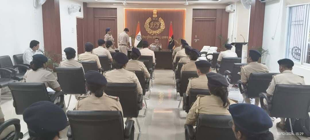 दरभंगा में पुलिस की समीक्षा बैठक, 12 थानों के अधिकारियों से स्पष्टीकरण!
दरभंगा में पुलिस अधीक्षक ने जिला के सभी थानों के PC सह IT प्रभारियों के साथ समीक्षा बैठक की। इस दौरान न्यायालय में लंबित समन, वारंट, कुर्की और इश्तिहार समेत कई मामलों की समीक्षा की गई।
बैठक से 12 थानों के पदाधिकारियों के अनुपस्थित रहने पर स्पष्टीकरण मांगा गया। वहीं, बहेड़ी थानाध्यक्ष और IT पदाधिकारी से कांड दैनिकी अद्यतन नहीं रहने के कारण जवाब तलब किया गया।
पुलिस अधिकारियों को लंबित मामलों का जल्द निष्पादन करने, CCTNS में रिकॉर्ड अपडेट करने और प्राथमिकी व गिरफ्तारी मेमो को 24 घंटे के भीतर SCRB पोर्टल पर अपलोड करने के निर्देश दिए गए।
दरभंगा पुलिस ने लंबित मामलों के त्वरित निष्पादन और पुलिस कार्यप्रणाली को बेहतर बनाने पर जोर दिया।