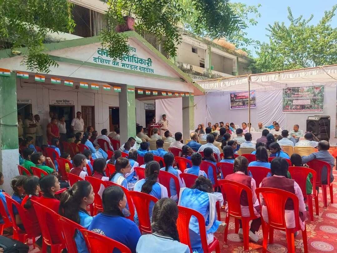 प्रकृति और वन्यजीवों के संरक्षण का लें संकल्प- विधायक मनीषा सिंह
===
वन्यजीवों के संरक्षण एवं पर्यावरण जन-जागरूकता संबंधी कार्यक्रम संपन्न
===
विधायक जयसिंहनगर श्रीमती मनीषा सिंह की उपस्थिति में वन्यप्राणियों के संरक्षण एवं पर्यावरण के प्रति जन-जागरूकता बढ़ाने के उद्देश्य से दक्षिण वन मंडल, शहडोल में वन्यप्राणी संरक्षण एवं सेवा संकल्प अभियान के अंतर्गत विशेष जागरूकता कार्यक्रम आयोजित किया गया।
कार्यक्रम को संबोधित करते हुए विधायक श्रीमती मनीषा सिंह ने कहा कि प्रकृति को हरा-भरा बनाए रखने एवं वायुमंडल के तापमान को संतुलित रखने के लिए प्रत्येक व्यक्ति को पौधरोपण करना चाहिए। उन्होंने कहा कि वन्यजीवों का संरक्षण हम सभी का दायित्व है। हमें प्रकृति एवं वन्यजीवों के संरक्षण का संकल्प लेना चाहिए और पर्यावरण संरक्षण के प्रति समाज में जागरूकता बढ़ानी चाहिए।
उन्होंने प्रकृति के संरक्षण और पर्यावरण संतुलन बनाए रखने के लिए प्रत्येक व्यक्ति से अपनी जिम्मेदारी निभाने का आह्वान किया। पर्यावरण के प्रति जागरूकता बढ़ाने और वन्यजीवों के संरक्षण के लिए सामूहिक प्रयास आवश्यक हैं।
कार्यक्रम में दक्षिण वन मंडलाधिकारी श्रद्धा पेंद्र, विभिन्न विद्यालयों के विद्यार्थी एवं अन्य लोग उपस्थित रहे।
#शहडोल #shahdol #SevaSankalpAbhiyan #सेवा_संकल्प_अभियान