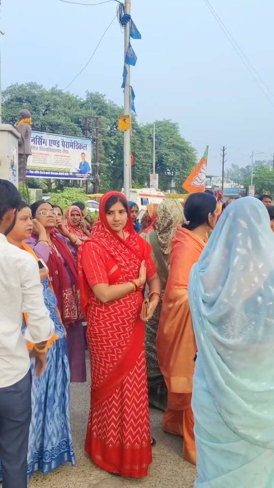 सांसद और जिलाध्यक्ष की मौजूदगी में राहुल गांधी के पुतला दहन में जुटे सिर्फ 47 लोग,मौके पर खड़ी रही वाटर कैनन की गाड़ी