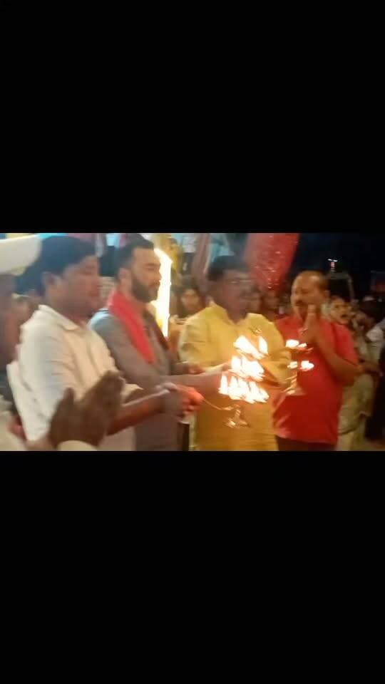 रफीगंज के चरकावा निचली में महाआरती कार्यक्रम में शामिल हुए विधायक प्रतिनिधि भोला चौधरी
नवरात्रि के दूसरे दिन भक्तिमय हुआ माहौल, महाआरती में उमड़ी श्रद्धालुओं की आस्था
रफीगंज प्रखंड के चरकावा निचली में नवरात्रि के दूसरे दिन महाआरती कार्यक्रम का आयोजन किया गया। इस अवसर पर विधायक प्रतिनिधि भोला चौधरी शामिल हुए। कार्यक्रम के दौरान भक्तिमय माहौल देखने को मिला। मां दुर्गा की आराधना और महाआरती के माध्यम से श्रद्धालुओं ने सुख, शांति, समृद्धि एवं खुशहाली की कामना की।
महाआरती के दौरान श्रद्धालुओं में विशेष उत्साह देखने को मिला। धार्मिक आयोजन से पूरे क्षेत्र में भक्तिमय वातावरण बना रहा। नवरात्रि के अवसर पर श्रद्धालु मां दुर्गा की पूजा-अर्चना कर परिवार एवं समाज की मंगलकामना कर रहे हैं। इस मौके पर वार्ड पार्षद सुबोध कुमार शर्मा,विकास यादव के साथ सैकड़ों महिला पुरुष श्रद्धालु मौजूद रहे।
#BharatCrimeLiveNews #रफीगंज #चरकावानिचली #भोला_चौधरी #महाआरती #नवरात्रि #मां_दुर्गा #धार्मिक_कार्यक्रम #औरंगाबाद_बिहार #बिहार_न्यूज #नवरात्रि_विशेष