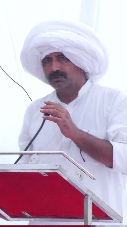 पगड़ी मिलते ही संजीव चौधरी ने दिया भरोसा, बोले—आपके विश्वास पर खरा उतरूंगा
देशखाप चौधरी स्वर्गीय सुरेंद्र सिंह की रस्म पगड़ी के दौरान उनके बड़े बेटे संजीव चौधरी को तमाम खाप चौधरियों ने पगड़ी बांधकर बड़ी जिम्मेदारी सौंपी। जिम्मेदारी मिलने के बाद संजीव चौधरी ने अपने संबोधन में कहा कि वे समाज के लोगों द्वारा जताए गए विश्वास पर खरा उतरने का पूरा प्रयास करेंगे और अपने परिवार के मान-सम्मान को बनाए रखेंगे।
#BhaskarSamachar #देशखाप #संजीवचौधरी #सुरेंद्रसिंह #रस्मपगड़ी
