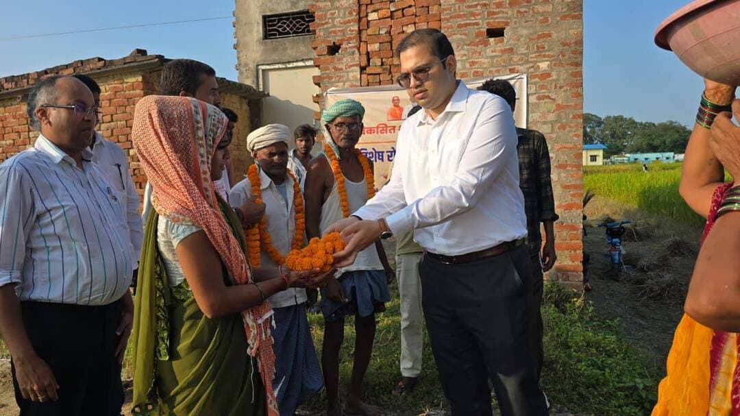 मुख्य विकास अधिकारी ने वीबी-जी राम जी योजना के अंतर्गत विशेष रोजगार सृजन दिवस पर कराए जा रहे कार्यों का किया निरीक्षण
विकसित भारत जी राम जी (VB-G RAM G) योजना के अंतर्गत विशेष रोजगार सृजन दिवस के अवसर पर मुख्य विकास अधिकारी ध्रुव खाडिया द्वारा विकास खंड मुहम्मदाबाद गोहना की ग्राम पंचायत सुतरही एवं उम्मनपुर में कराए जा रहे कार्यों का निरीक्षण किया गया।
निरीक्षण के दौरान ग्राम पंचायत सुतरही में चकबंध निर्माण एवं कच्चे संपर्क मार्ग से संबंधित कार्यों तथा ग्राम पंचायत उम्मनपुर में व्यक्तिगत पोखरी की खुदाई के कार्यों की स्थिति का जायजा लिया गया। मुख्य विकास अधिकारी ने मौके पर उपस्थित श्रमिकों से कार्य की प्रगति, जॉब कार्ड तथा मजदूरी भुगतान के संबंध में जानकारी प्राप्त की।
इस दौरान उन्होंने ग्रामीणों से संवाद कर ग्राम पंचायत की समस्याओं के बारे में जानकारी ली। मुख्य विकास अधिकारी ने खंड विकास अधिकारी, मुहम्मदाबाद गोहना को निर्देश दिए कि निरीक्षण के दौरान सामने आई कमियों को तत्काल दूर कराया जाए तथा कार्यों का गुणवत्तापूर्ण एवं सुचारु संचालन सुनिश्चित किया जाए। उन्होंने श्रमिकों को नियमानुसार रोजगार उपलब्ध कराने और मजदूरी भुगतान से संबंधित समस्याओं का समयबद्ध निस्तारण करने के भी निर्देश दिए।