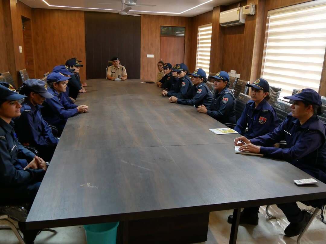 नवरात्रि में महिला सुरक्षा को लेकर पुलिस अलर्ट
शक्ति सुरक्षा अभियान के तहत विशेष व्यवस्थाएं
गरबा-डांडिया स्थलों और बाजारों में रहेगी पुलिस की निगरानी
कालिका पेट्रोलिंग टीमों की होगी तैनाती, सादे वस्त्रों में भी नजर रखेगी पुलिस
महिला सुरक्षा को लेकर अतिरिक्त पुलिस अधीक्षक ने ली कालिका टीमों की बैठक
डीडवाना-कुचामन जिले में नवरात्रि पर्व के दौरान महिलाओं और बालिकाओं की सुरक्षा सुनिश्चित करने के लिए जिला पुलिस ने विशेष तैयारियां की हैं। पुलिस अधीक्षक डॉ. प्यारे लाल शिवरान के निर्देशन में शक्ति सुरक्षा अभियान के तहत गरबा-डांडिया कार्यक्रमों, धार्मिक आयोजनों, प्रमुख बाजारों और सार्वजनिक स्थलों पर विशेष निगरानी रखी जाएगी।इसी अभियान के तहत 12 अक्टूबर को अतिरिक्त पुलिस अधीक्षक हिमांशु शर्मा ने जिले में तैनात सभी कालिका टीमों के साथ बैठक कर आवश्यक दिशा-निर्देश दिए। पुलिस का उद्देश्य नवरात्रि के दौरान महिलाओं और बालिकाओं के लिए सुरक्षित वातावरण उपलब्ध करवाना है।अभियान के तहत प्रमुख आयोजन स्थलों और संवेदनशील क्षेत्रों में पुलिस गश्त बढ़ाई जाएगी। जरूरत के अनुसार कालिका पेट्रोलिंग टीमों और महिला पुलिसकर्मियों की तैनाती होगी। सादे वस्त्रों में भी निगरानी रखी जाएगी, ताकि महिलाओं के साथ छेड़छाड़, अभद्र व्यवहार और अन्य असामाजिक गतिविधियों पर प्रभावी कार्रवाई की जा सके।इसके साथ ही प्रमुख आयोजनों में महिला हेल्प डेस्क की व्यवस्था, पुलिस सहायता के माध्यमों, महिला हेल्पलाइन और राजकॉप ऐप की जानकारी दी जाएगी। आयोजकों के साथ समन्वय स्थापित कर सीसीटीवी कैमरों, प्रवेश एवं निकास द्वार, पार्किंग और आवागमन के रास्तों पर भी विशेष निगरानी रखी जाएगी।पुलिस द्वारा सार्वजनिक परिवहन, बाजारों और भीड़भाड़ वाले क्षेत्रों में भी सुरक्षा व्यवस्था मजबूत की जाएगी। अभियान की निगरानी वरिष्ठ पुलिस अधिकारियों द्वारा की जाएगी।पुलिस अधीक्षक ने आमजन से अपील की है कि नवरात्रि पर्व को सुरक्षित, शांतिपूर्ण और सौहार्दपूर्ण वातावरण में मनाएं। किसी भी तरह की छेड़छाड़ या संदिग्ध गतिविधि की जानकारी मिलने पर तुरंत पुलिस को सूचित करें।