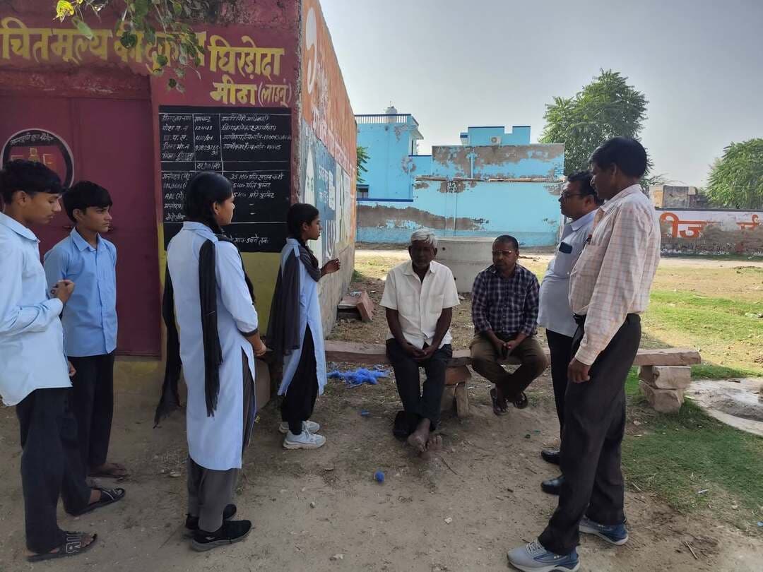 *ग्राम घिरड़ोदा मीठा में स्वीप अभियान के तहत 'रन फॉर वोट' दौड़ आयोजित*
*ग्रामीणों ने घर-घर भरे मतदाता संकल्प पत्र; शत-प्रतिशत मतदान और लोकतंत्र की मजबूती का लिया संकल्प*
डीडवाना-कुचामन, 12 अक्टूबर।
राज्य निर्वाचन आयोग एवं निर्वाचक रजिस्ट्रीकरण पदाधिकारी (उपखण्ड अधिकारी, लाडनूं) के दिशा-निर्देशानुसार तथा पंचायतीराज आम चुनाव 2026 के अंतर्गत मुख्य ब्लॉक शिक्षा अधिकारी एवं बीआरसीएफ समग्र शिक्षा लाडनूं के आदेशानुसार आज सोमवार, 12 अक्टूबर 2026 को राजकीय उच्च माध्यमिक विद्यालय घिरड़ोदा मीठा में व्यापक मतदाता जागरूकता कार्यक्रम (SVEEP) का सफल आयोजन किया गया।
विद्यालय के इलेक्टोरल लिटरेसी क्लब (ELC) की प्रभारी श्रीमती अनिता जांगिड़ के नेतृत्व में आयोजित इस कार्यक्रम का मुख्य उद्देश्य नव-मतदाताओं, महिलाओं और ग्रामीणों को अपने मताधिकार के प्रति जागरूक करना रहा।
प्रातःकाल विद्यालय प्रांगण से विद्यार्थियों व युवाओं द्वारा 'रन फॉर वोट' जागरूकता दौड़ निकाली गई। ग्राम के मुख्य मार्गों से होते हुए रैली निकाली गई। इसके पश्चात बीएलओ, शिक्षकों एवं आंगनवाड़ी कार्यकर्ताओं के संयुक्त दल ने चिन्हित वार्डों में डोर-टू-डोर संपर्क कर अभिभावकों से मतदाता संकल्प पत्र भरवाए तथा निष्पक्ष, भयमुक्त और शत प्रतिशत मतदान का संकल्प दिलाया। अंत में सभी उपस्थित ग्रामीणों व कार्मिकों को सामूहिक मतदाता शपथ दिलाई गई।
इस अवसर पर बीएलओ जय सिंह, श्याम सिंह, श्रवण कुमार सहित विद्यालय स्टाफ, आंगनवाड़ी कार्यकर्ता, सहायिका एवं आशा सहयोगिनियों ने सक्रिय भूमिका निभाई।