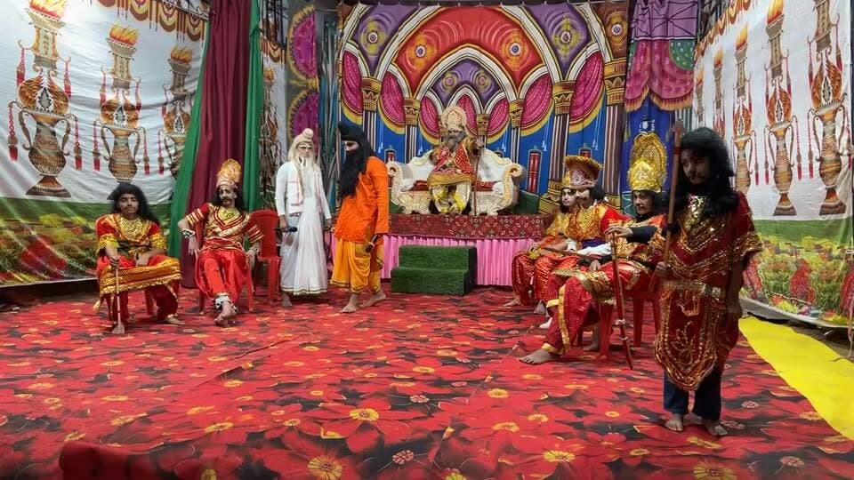 श्री राम कला मंच के कलाकारों द्वारा किया जा रहा राम लीला का सुंदर मंचन