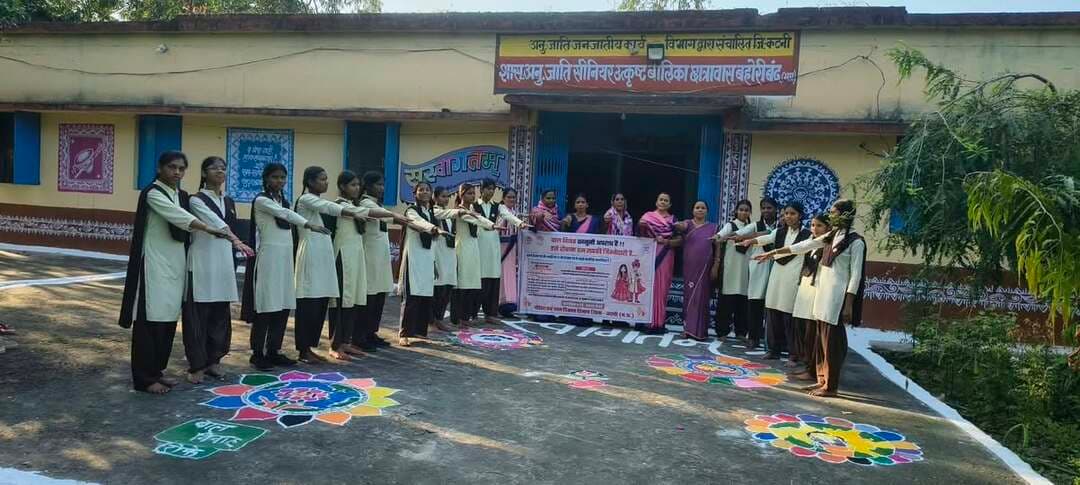 🔳बालिकाओं की प्रतिभा को प्रोत्साहित करने आयोजित की गईं विभिन्न प्रतियोगिताएं
🔳रंगोली और चित्रकला के माध्यम से दिया बेटी बचाओ का संदेश, बालिका अधिकारों एवं बाल विवाह रोकथाम की दी जानकारी
🔳कटनी – अंतर्राष्ट्रीय बालिका दिवस के अवसर पर बालिकाओं के सशक्तिकरण, अधिकारों के प्रति जागरूकता और उनकी प्रतिभा को प्रोत्साहित करने के लिए कलेक्टर श्री आशीष तिवारी के निर्देश पर महिला एवं बाल विकास विभाग द्वारा जिलेभर में विभिन्न गतिविधियों का आयोजन किया जा रहा है। जिला कार्यक्रम अधिकारी महिला एवं बाल विकास श्री अब्दुल गफ्फार के निर्देशन में बेटी बचाओ-बेटी पढ़ाओ योजना के अंतर्गत पांच दिवसीय कार्यक्रम आयोजित किए जा रहे हैं। इन गतिविधियों के माध्यम से बालिकाओं को उनके अधिकारों, सुरक्षा, लैंगिक समानता तथा बाल विवाह जैसी सामाजिक कुरीतियों के प्रति जागरूक किया जा रहा है।
*रंगोली और चित्रकला प्रतियोगिताओं से दिया जागरूकता का संदेश*
अंतर्राष्ट्रीय बालिका दिवस की इस वर्ष की थीम बाल विवाह को समाप्त करना और बालिका अधिकारों को सुनिश्चित करना के अनुरूप जिले के विभिन्न बालिका छात्रावासों में रचनात्मक प्रतियोगिताएं आयोजित की गईं। परियोजना बहोरीबंद के शासकीय अनुसूचित जाति सीनियर उत्कृष्ट बालिका छात्रावास बहोरीबंद, विजयराघवगढ़ के कस्तूरबा गांधी बालिका छात्रावास तथा ढीमरखेड़ा के नेताजी सुभाषचंद्र बोस बालिका छात्रावास सिलोड़ी में बाल विवाह रोकथाम एवं बेटी बचाओ की थीम पर रंगोली प्रतियोगिताएं आयोजित की गईं। छात्राओं ने रंगोली के माध्यम से बालिका संरक्षण, शिक्षा और सशक्तिकरण का संदेश दिया।
इन कार्यक्रमों के दौरान छात्राओं को बाल विवाह मुक्त भारत अभियान के अंतर्गत बाल विवाह प्रतिषेध अधिनियम, 2006 के प्रावधानों की जानकारी दी गई। उन्हें बाल विवाह के दुष्परिणामों से अवगत कराते हुए इसके उन्मूलन में समाज की भूमिका के बारे में भी बताया गया।
इसी क्रम में कस्तूरबा गांधी बालिका छात्रावास पहाड़ी में अंतरराष्ट्रीय बालिका दिवस के उपलक्ष्य में चित्रकला प्रतियोगिता आयोजित की गई। इसमें बालिकाओं ने रंगों के माध्यम से बालिका सशक्तिकरण और उनके अधिकारों से जुड़े संदेश प्रस्तुत किए। प्रतियोगिता में उत्कृष्ट प्रदर्शन करने वाली छात्राओं को पुरस्कृत कर उनका उत्साहवर्धन किया गया। कार्यक्रम के समापन पर छात्राओं एवं छात्रावास के कर्मचारियों को बाल विवाह रोकथाम की शपथ भी दिलाई गई।
*बाल अधिकारों और कानूनी प्रावधानों की दी जानकारी*
शासकीय उत्कृष्ट उच्चतर माध्यमिक विद्यालय बड़वारा में बाल विवाह रोकथाम, दहेज प्रतिषेध अधिनियम, लैंगिक अपराधों से बालकों का संरक्षण अधिनियम (पॉक्सो), 2012 तथा लैंगिक समानता विषय पर जागरूकता सह प्रशिक्षण कार्यक्रम आयोजित किया गया।
कार्यक्रम में छात्र-छात्राओं को बाल विवाह प्रतिषेध अधिनियम, 2006 के प्रमुख प्रावधानों की जानकारी देने के साथ बाल विवाह प्रतिषेध अधिकारियों एवं दहेज प्रतिषेध अधिकारियों की भूमिका और जिम्मेदारियों से अवगत कराया गया। इसके अलावा बच्चों की सुरक्षा से संबंधित पॉक्सो ई-बॉक्स तथा चाइल्ड हेल्पलाइन नंबर 1098 के बारे में जानकारी देकर जरूरत पड़ने पर सहायता प्राप्त करने के तरीकों को समझाया गया।
#JansamparkMP
#CMMadhyaPradesh
#DrMohanYadav51
#udaypratapmp
#jbpcommissioner
#katni
#कटनी
