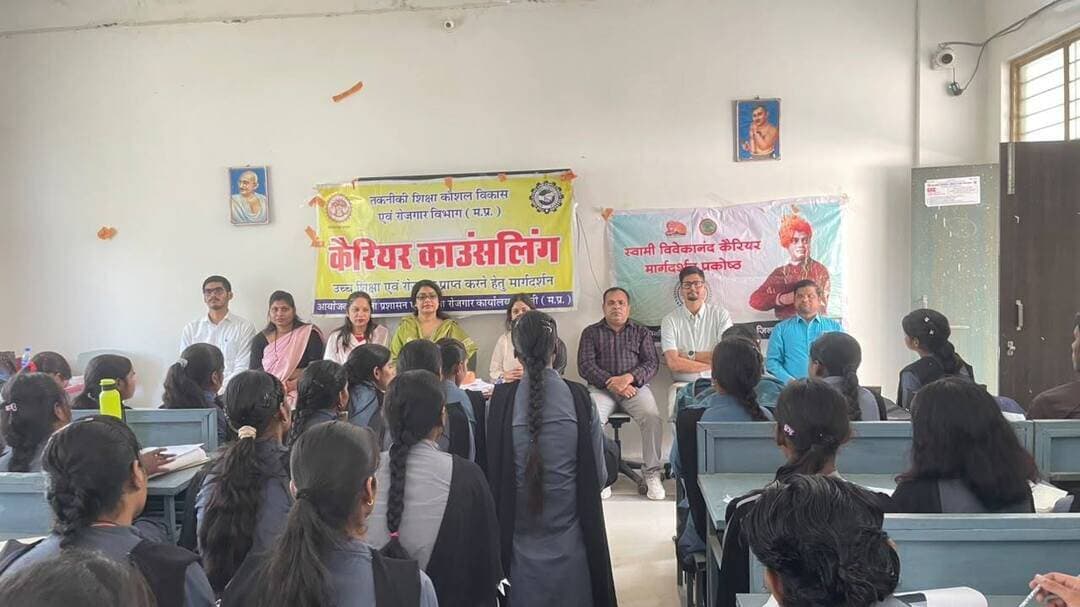 🔳ढीमरखेड़ा और उमरियापान में करियर मार्गदर्शन कार्यक्रम आयोजित, 193 विद्यार्थियों ने लिया लाभ
🔳विद्यार्थियों को करियर चयन, व्यक्तित्व विकास और रोजगार-स्वरोजगार के अवसरों की दी गई जानकारी
🔳कटनी – विद्यार्थियों को उनकी रुचि, योग्यता एवं क्षमता के अनुरूप करियर के उचित विकल्पों की जानकारी देने तथा भविष्य के लिए सही शैक्षणिक एवं व्यावसायिक दिशा चुनने में मदद करने के लिए शासकीय महाविद्यालय ढीमरखेड़ा एवं शासकीय महाविद्यालय उमरियापान में सोमवार को कलेक्टर श्री आशीष तिवारी के निर्देशन एवं मार्गदर्शन में जिला रोजगार कार्यालय, कटनी द्वारा विद्यार्थियों के लिए करियर मार्गदर्शन कार्यक्रम आयोजित किए गए। दोनों महाविद्यालयों में आयोजित कार्यक्रमों में कुल 193 विद्यार्थियों ने सहभागिता कर करियर चयन और भविष्य की योजनाओं के संबंध में मार्गदर्शन प्राप्त किया।
इस दौरान जिला रोजगार कार्यालय के विषय विशेषज्ञों एवं मनोवैज्ञानिकों ने विद्यार्थियों को करियर चयन, व्यक्तित्व विकास, अपनी क्षमताओं की पहचान और भविष्य की योजनाओं से संबंधित महत्वपूर्ण जानकारियां दीं।
विशेषज्ञों ने विद्यार्थियों को विभिन्न करियर विकल्पों से अवगत कराते हुए अपनी रुचि एवं योग्यता का आकलन करने, स्पष्ट लक्ष्य निर्धारित करने और सोच-समझकर भविष्य के लिए सही विकल्प चुनने के लिए प्रेरित किया। साथ ही रोजगार एवं स्वरोजगार के उपलब्ध अवसरों की जानकारी देकर विद्यार्थियों को अपने कौशल और क्षमताओं के अनुरूप आगे बढ़ने के लिए प्रोत्साहित किया गया।
*ढीमरखेड़ा में 100 और उमरियापान में 93 विद्यार्थी शामिल*
शासकीय महाविद्यालय ढीमरखेड़ा में आयोजित करियर मार्गदर्शन कार्यक्रम में कुल 100 विद्यार्थियों ने सहभागिता की। इनमें 11 छात्र एवं 89 छात्राएं शामिल रहीं। वहीं, शासकीय महाविद्यालय उमरियापान में आयोजित कार्यक्रम में 93 विद्यार्थियों ने भाग लिया, जिनमें 15 छात्र एवं 78 छात्राएं शामिल थीं। इस प्रकार दोनों महाविद्यालयों में कुल 193 विद्यार्थियों ने कार्यक्रम का लाभ उठाया। इनमें 26 छात्र एवं 167 छात्राएं शामिल रहीं।
*विद्यार्थियों को रोजगारोन्मुखी अवसरों से जोड़ने की पहल*
जिला रोजगार कार्यालय द्वारा आयोजित इन कार्यक्रमों के माध्यम से विद्यार्थियों को अपने भविष्य के प्रति जागरूक बनाने, सही करियर विकल्प चुनने तथा रोजगारोन्मुखी अवसरों का लाभ उठाने के लिए प्रेरित किया जा रहा है।
#JansamparkMP
#CMMadhyaPradesh
#DrMohanYadav51
#udaypratapmp
#jbpcommissioner
#katni
#कटनी