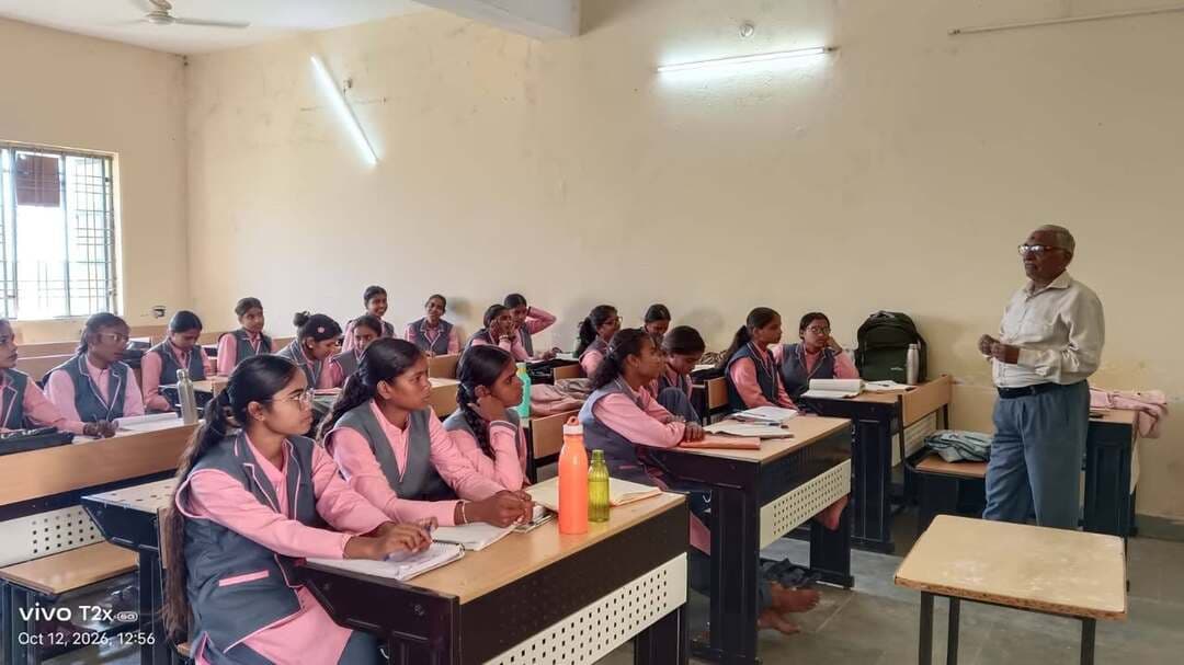 शासकीय महाविद्यालय विजयराघवगढ़ में विद्यार्थियों को दिया गया जैविक खेती का तकनीकी प्रशिक्षण
कटनी (12 अक्टूबर) - नई शिक्षा नीति के अंतर्गत विद्यार्थियों को शिक्षा के साथ-साथ जैविक खेती की तकनीक से जोड़कर आत्मनिर्भर बनाने और स्वरोजगार के अवसर उपलब्ध कराने के उद्देश्य से शासकीय महाविद्यालय विजयराघवगढ़ में विशेष प्रशिक्षण दिया जा रहा है। महाविद्यालय के प्राचार्य डॉ. अरुण कुमार सिंह के मार्गदर्शन में जैविक कृषि विशेषज्ञ रामसुख दुबे विद्यार्थियों को कम लागत वाली प्राकृतिक एवं जैविक कृषि पद्धतियों की तकनीकी जानकारी दे रहे हैं।
प्रशिक्षण के दौरान विद्यार्थियों को जीरो बजट फार्मिंग के अंतर्गत फसल चक्र, मिश्रित खेती, अंतरफसल पद्धति और बहुफसली कृषि पद्धति के बारे में विस्तार से समझाया गया। साथ ही, मुख्य फसलों के साथ नगदी फसलों की खेती कर अतिरिक्त आय अर्जित करने के तरीके भी बताए गए। विद्यार्थियों को बताया गया कि वैज्ञानिक तरीके से फसलों का चयन और खेत में विभिन्न फसलों का समन्वित उत्पादन करने से कृषि संसाधनों का बेहतर उपयोग किया जा सकता है। इससे खेती की लागत कम करने के साथ किसानों की आमदनी बढ़ाने में भी मदद मिलती है।
फसल चक्र की उपयोगिता समझाते हुए विशेषज्ञ ने बताया कि खेत में लगातार एक ही प्रकार की फसल लगाने के बजाय अलग-अलग फसलों को निर्धारित क्रम में बोना चाहिए। विशेष रूप से एकदलीय फसलों के बाद दलहनी फसलों की खेती करने से मिट्टी की उर्वरता बनाए रखने में मदद मिलती है। दलहनी फसलों की जड़ों में गांठें होती हैं, जिनमें राइजोबियम जैसे उपयोगी सूक्ष्मजीव वायुमंडलीय नाइट्रोजन के स्थिरीकरण में महत्वपूर्ण भूमिका निभाते हैं। इससे मिट्टी में नाइट्रोजन की उपलब्धता बढ़ती है और अगली फसल में नाइट्रोजन उर्वरक की आवश्यकता कम हो सकती है।
प्रशिक्षण में विद्यार्थियों को बताया गया कि फसल चक्र, मिश्रित खेती और अंतरफसल जैसी पद्धतियां अपनाकर रासायनिक उर्वरकों पर निर्भरता कम करने, उपलब्ध संसाधनों का बेहतर उपयोग करने और खेती की लागत घटाने की दिशा में प्रयास किए जा सकते हैं।
#JansamparkMP
#CMMadhyaPradesh
#DrMohanYadav51
#udaypratapmp
#jbpcommissioner
#katni
#कटनी
