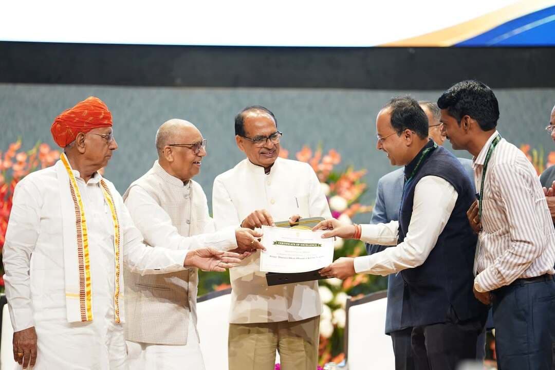 गया जी, 12 अक्टूबर 2026
प्रधान मंत्री धन धान्य योजना (PMDDKY) में गया जिला का पूरे देश में प्रथम रैंक।
इस योजना का कार्यान्वयन देश के सभी राज्यों के 100 जिलों में हो रहा है।
योजना में सम्बद्ध 11 विभागों के 36 योजनाओं के 121 इंडिकेटर के आधार पर जिले का सर्वश्रेष्ठ प्रदर्शन ।
माननीय श्री Shivraj Singh Chouhan ji, केन्द्रीय कृषि मंत्री, भारत सरकार द्वारा जिला पदाधिकारी, गया श्री शशांक शुभांकर जी को सम्मानित किया गया।
Samrat Choudhary CMO Bihar Information & Public Relations Department, Government of Bihar PMO India DD News Bihar Department of Agriculture, Government of Bihar All India Radio News
#growth #Bihar #PublicGovernance #gaya