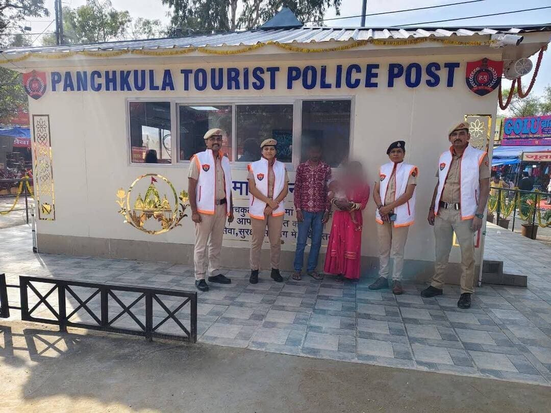 माता मनसा देवी मंदिर में पंचकूला टूरिस्ट पुलिस पोस्ट की शुरुआत के 24 घंटे के अंदर हिमाचल, चंडीगढ़, पंजाब और यूपी से आए 7 परिवारों को मिली राहत, अपनों से बिछड़े 6 बच्चें व 1 महिला को पुलिस ने परिवारों से मिलवाया
पुलिस कमिश्नर पंकज नैन बोले- टूरिस्ट पुलिस पोस्ट की अलग वर्दी से श्रद्धालुओं के लिए पुलिस तक पहुंचना हुआ और आसान, टीम द्वारा बिछड़े बच्चों व महिला को सकुशल मिलवाना सराहनीय
पंचकूला 12 अक्टूबर:- शारदीय नवरात्र के अवसर पर माता मनसा देवी मंदिर में देश के विभिन्न राज्यों से बड़ी संख्या में श्रद्धालु माता के दर्शन करने पहुंच रहे हैं। मेले में उमड़ रही भीड़ के बीच बच्चों का परिजनों से बिछड़ जाना परिवारों के लिए चिंता का कारण बन सकता है। ऐसे में श्रद्धालुओं की सुरक्षा और सहायता के लिए मंदिर परिसर में स्थापित हरियाणा की पहली टूरिस्ट पुलिस पोस्ट ने अपनी उपयोगिता साबित करते हुए महज 24 घंटे के भीतर 7 बिछड़ों को सकुशल उनके परिजनों से मिलवाया जिनमें 6 छोटे बच्चे शामिल है। पुलिस टीम ने सूचना मिलते ही सक्रियता दिखाते हुए तकनीक, लाउडस्पीकर से उद्घोषणा और त्वरित खोजबीन के माध्यम से बच्चों को तलाशकर उनके परिजनों तक पहुंचाया।
मुख्यमंत्री हरियाणा नायब सिंह सैनी ने 11 अक्टूबर को ही माता मनसा देवी मंदिर परिसर में स्थापित हरियाणा की पहली टूरिस्ट पुलिस पोस्ट का उद्घाटन किया
डीसीपी पंचकूला आईपीएस अदिति सिंह के अनुसार पहले मामले में 11 अक्टूबर की रात करीब नौ बजे हिमाचल प्रदेश से माता के दर्शन करने आए एक परिवार की दो वर्षीय बच्ची के बिछड़ने की सूचना मिली। सूचना मिलते ही टूरिस्ट पुलिस पोस्ट की टीम ने तुरंत तलाश शुरू की और बच्ची को सकुशल उसके परिजनों से मिलवा दिया। बाकि सभी मामलें आज ही के है जिसमें दूसरे मामले में चंडीगढ़ से आए एक परिवार की पांच वर्षीय बच्ची मंदिर परिसर में परिजनों से बिछड़ गई। पुलिस टीम ने तत्परता से कार्रवाई करते हुए बच्ची को तलाशकर परिवार के सुपुर्द किया। तीसरे मामले में पंजाब से दर्शन करने आए परिवार का दो वर्षीय बच्चा मेले में बिछड़ गया, जिसे पुलिस टीम ने खोजकर सकुशल परिजनों से मिलवा दिया। चौथे मामले में उत्तर प्रदेश से आए परिवार की आठ वर्षीय बच्ची के बिछड़ने की सूचना पर टूरिस्ट पुलिस पोस्ट ने तत्काल कार्रवाई की और बच्ची को सुरक्षित उसके परिवार तक पहुंचाया। पांचवें मालमें में अभयपुर में रहने वाले एक परिवार माता के दर्शन करने पहुंचा इसी दौरान उनकी 8 वर्षीय बच्ची परिसर में बिछड़ गई जिसमें पुलिस की मदद से सकुशल मिलवा दिया गया। छठें मामलें में मूल रुप से उत्तरप्रदेश व हाल में पंजाब में रहने वाले एक 22 वर्षीय युवती अपने पति से बिछड़ गई थी जिसे जल्द ही पुलिस ने मिलवा दिया। सातवां मामले में पंजाब से आए परिवार की 6 वर्षीय बच्ची के बिछड़ने की सुचना मिलते ही टूरिस्ट पुलिस पोस्ट टीम ने सकुशल मिलवा दिया।
बच्चों के सकुशल मिलने पर उनके परिजनों ने पंचकूला पुलिस का आभार व्यक्त किया। वहीं, मंदिर परिसर के दुकानदारों और अन्य श्रद्धालुओं ने भी पुलिस टीम की तत्परता और सराहनीय कार्य की प्रशंसा की।
पुलिस कमिश्नर आईपीएस पंकज नैन ने बताया कि टूरिस्ट पुलिस की अलग वर्दी होने से श्रद्धालुओं के लिए पुलिसकर्मियों को पहचानना और उनसे सहायता लेना आसान होगा। यह टीम हरियाणा के साथ-साथ दूसरे राज्यों से माता के दर्शन करने आने वाले श्रद्धालुओं और पुलिस के बीच एक सेतु का कार्य कर रही है।
पंचकूला कमिश्नर ने श्रद्धालुओं से अपील की है कि मेले में छोटे बच्चों को अपने साथ रखते समय विशेष सावधानी बरतें, उनका हाथ पकड़कर रखें और बच्चों के बिछड़ने की स्थिति में तुरंत नजदीकी पुलिसकर्मी या टूरिस्ट पुलिस पोस्ट से संपर्क करें।
पंचकूला की हर बड़ी खबर के लिए Follow करें।
#panchkulanews #panchkula #panchkulasocialmedia