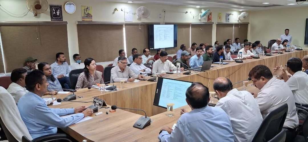 सड़क से गौशाला की ओर अभियान के तहत सड़क पर विचरण कर रहे निराश्रित गौवंश प्रतिदिन गौशाला में शिफ्ट किया जाये- कलेक्टर श्री यादव
==
समय-सीमा बैठक में संपन्न, दिए गये अहम् दिशा-निर्देश
===
सड़क से गौशाला की ओर अभियान के तहत सड़क पर विचरण कर रहे निराश्रित गौवंश प्रतिदिन गौशाला में शिफ्ट किया जाये। जिले की प्रत्येक ग्राम पंचायत ऐसे निराश्रित गौवंश को गौशाला में भेजे। सीईओ जिला पंचायत इसकी मॉनीटरिंग करेगे। नगर पालिका अधिकारी दमोह शहर के ऐसे गौवंश नजदीकी गौशालाओ में भेजना सुनिश्चित करे। इस आशय के निर्देश कलेक्टर प्रताप नारायण यादव ने समय सीमा बैठक के दौरान दिए। बैठक में सीईओ जिला पंचातय प्रवीण फुलपगारे खासतौर पर मौजूद रहे।
कलेक्टर श्री यादव ने कहा मुख्यमंत्री जन सेवा अभियान के तहत अधिकारी भ्रमण पर ग्रामो में जाने पर ग्राम में स्थित सभी संस्थान/ कार्यालय/ गौशाला आदि का निरीक्षण आवश्यक रूप से करे और निर्धारित फार्मेट पर एंट्री की जायें। आगामी जनसेवा शिविर नोहटा में आगामी शुक्रवार को आयोजित किया गया है।
उन्होने स्वामित्व योजना के तहत की जा रही कार्यवाही में सभी संबंधित विभागो को कोआर्डिनेट करने के निर्देश दिए। कलेक्टर ने कहा कोर्ट के निर्णय में जो समय-सीमा दी जाती है, उनके समक्ष समय पर प्रस्तुत की जाये, ताकि समय पर पूरी कार्यवाही सुनिश्चित हो, इसमें लापरवाही बर्दाश्त नही की जावेगी। बैठक में एनएचआई को अधिकारियों से काउ कोचर वाहन को निर्धारित मापदण्डो के अनुरूप सुनिश्चित करेने के निर्देश दिए गये।
कलेक्टर श्री यादव ने सीएम हेल्पलाईन के प्रकरणो की समीक्षा करते हुए अधिकारियों से कहा तत्परता से निराकरण किया जाये। उन्होने कहा शिकायते नान-अटेण्ड न रहे। श्री यादव ने कहा समय पर निराकरण होने से पात्र व्यक्ति को समय पर लाभ मिल जायेगा।
कलेक्टर श्री यादव ने जिला कार्यक्रम अधिकारी महिला बाल विकास से कहा विभागीय योजनाओ कार्यक्रमो की सप्ताहिक जिला स्तर पर और मासिक विकासखंड स्तरो पर अधिकारियों-कर्मचारियो की बैठक लेकर प्रगति लाना सुनिश्चित किया जाये। बैठक में मतदाताओ के नाम जोड़ने संबंधी अभियान की चर्चा कर आवश्यक दिशा-निर्देश दिए गये। बैठक में अंतरविभागीय विषयो पर चर्चा कर संबंधित विभागो को निर्देशानुसार त्वरित कार्यवाही के निर्देश दिए गये।