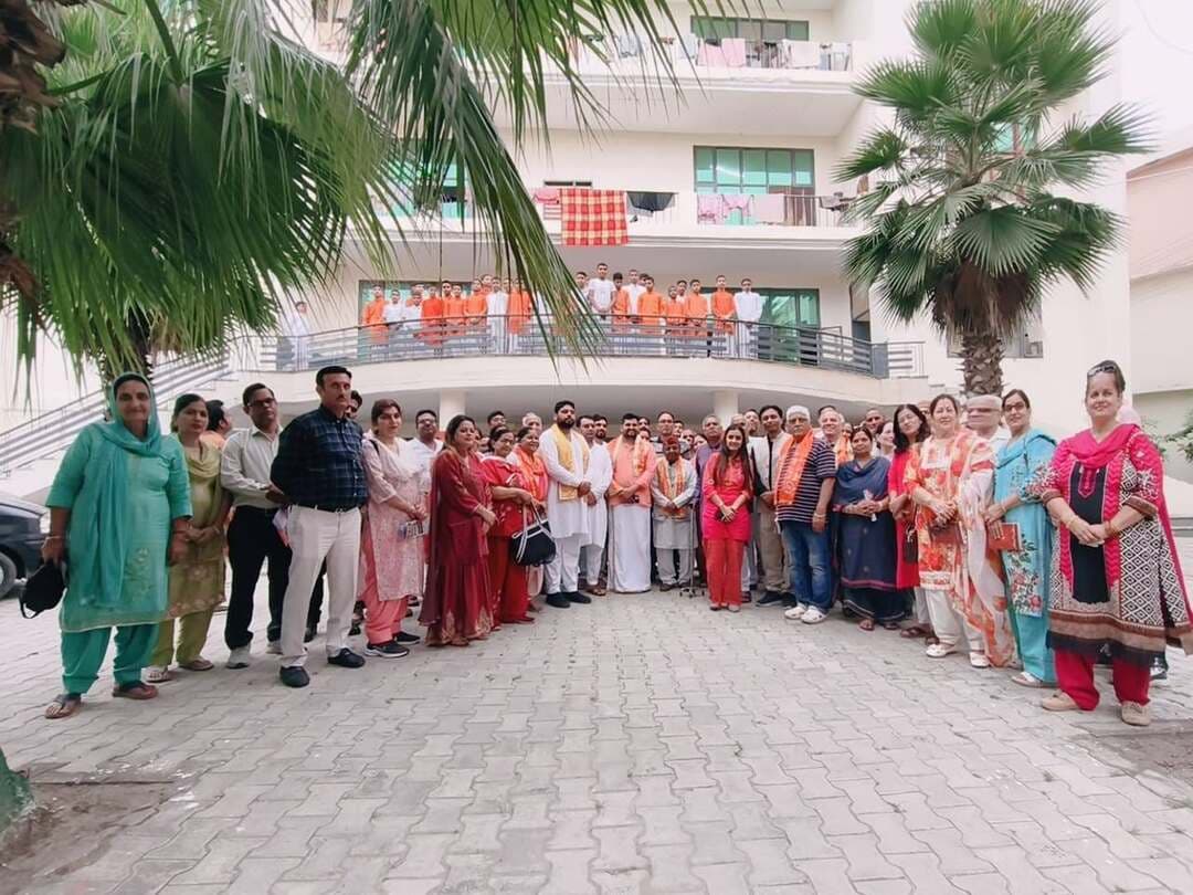 भारत - भारती ट्राईसिटी चंडीगढ़, लोकहित सेवा समिति तथा जागृत ब्राह्मण सभा द्वारा सरदार बल्लभ भाई पटेल की 150 वीं जयंती को समर्पित एक दिवसीय क्षेत्रीय धार्मिक यात्रा का आयोजन किया गया. आयोजन समिति जीरकपुर नगर संयोजक जनकराज शर्मा ने बताया है कि इस बस यात्रा का उद्देश्य सभी प्रांतों के निवासियों को एक सूत्र में पिरोकर राष्ट्रीय एकात्मता को बढ़ावा देना रहा
. 55 यात्रियों के जत्थे को सरस्वती नदी के पवित्र उदगम स्थल आदि - बद्री, गोपाल मोचन (कपाल मोचन), पंचमुखी हनुमान मंदिर तथा विख्यात शक्तिपीठ महामाई बालासुन्दरी के दर्शन को लेकर गयी इस बस को जागृत ब्राह्मण सभा के पूर्व उपाध्यक्ष धर्मबीर शर्मा, पूर्व महासचिव विजय भारद्वाज, समाजसेवी अजय शर्मा, रविकांत शर्मा एवं हितेश शर्मा ने झंडी दिखाकर रवाना किया. यात्रा के दौरान भारत - भारती की यमुनानगर इकाई द्वारा महर्षि गुरुकुल मुलाना में हवन यज्ञ के साथ सरदार बल्लभ भाई पटेल की 150 वीं जयंती तथा महाराजा अग्रसैन जयंती धूमधाम से मनाई गयी . इस मौके पर भारत - भारती क्षेत्रीय प्रभारी रोशन लाल अग्रवाल ने महाराजा अग्रसैन तथा सरदार बल्लभ भाई पटेल की जीवनी पर प्रकाश डालते हुए बताया कि कई राजाओं के विरोध के बावजूद सरदार बल्लभ भाई पटेल ने 562 रियासतों को देश के साथ मिलाकर भारत को एक सूत्र में पिरोने का महान कार्य किया है. विश्व हिन्दू परिषद के वरिष्ठ प्रचारक सुशील जैन ने यमुनानगर जिले के विभिन्न क्षेत्रों में महाभारत कालीन एवं गुरु नानक देव तथा गुरु गोबिंद सिंह के इतिहासिक धरोवरों के बारे जानकारी दी. भारत भारती यमुनानगर जिला अध्यक्ष संजीव कुमार तथा जिला प्रभारी कृष्ण देव शास्त्री ने अतिथियों का स्वागत करते हुए हवन यज्ञ के उद्देश्य एवं इससे होने वाले लाभ के बारे विस्तार से चर्चा की. भारत - भारती क्षेत्रीय सह प्रभारी डा. राजकुमार उपाध्याय ने भारत - भारती के कार्यकलापों के बारे अवगत कराया तथा लोकहित समिति अध्यक्ष सतीश भारद्वाज ने घोषणा की कि सरदार बल्लभ भाई पटेल की 151 वीं जयंती के दौरान उनके गुजरात स्थित स्मारक केवड़िया में सैकड़ों यात्रियों के जत्थे को दर्शन करवाने ले जाया जायेगा. यात्रियों हेतु मुलाना महर्षि गुरुकुल द्वारा नाश्ते का आयोजन किया गया. इस मौके पर गुरुकुल विद्यार्थियों द्वारा विशाल हवन यज्ञ का भी आयोजन किया गया. यात्रियों द्वारा पवित्र स्थलों आदि बद्री, कपाल मोचन तथा पंचमुखी हनुमान मंदिर के दर्शन करने के बाद महामाई बाला सुंदरी देवी मंदिर स्थल पहुंचने पर अग्रवाल धर्मशाला में श्याम सहारा कनिका फाउंडेशन के चेयरमैन संजय सिंगला, ट्रस्टी दिनेश जिंदल तथा सुभाष आदि ने न केवल स्वागत किया बल्कि स्वादिष्ट रात्रि भोजन का भी आयोजन किया गया . इसी अवसर पर महामाई बाला सुंदरी देवी सेवा ट्रस्ट के अध्यक्ष राजेश गुप्ता ने यात्रियों के जत्थे हेतु जलपान के आयोजन के अतिरिक्त उनका गले में सिरोपा डालकर सम्मान किया गया. यात्रा के आयोजन को कामयाब बनाने में संयोजक सतीश भारद्वाज, भावना चौधरी, प्रेम शर्मा, घनश्याम भारद्वाज, डिंपल रावत, किरण शर्मा, जनकराज शर्मा, अजय शर्मा, मनोज गर्ग, रवि कांत शर्मा, धर्मवीर शर्मा, विजय भारद्वाज, संजीव चौधरी, हितेश शर्मा, मनोहर लाल रावतिया तथा बीरभान शर्मा का सराहनीय योगदान रहा !!
(रिपोर्ट राकेश गांधी)