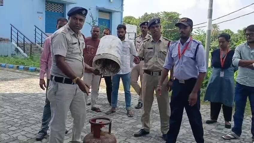 রায়গঞ্জ: রায়গঞ্জ মেডিক্যাল কলেজে অগ্নিনির্বাপণ মক ড্রিল, জরুরি প্রশিক্ষণ চালু