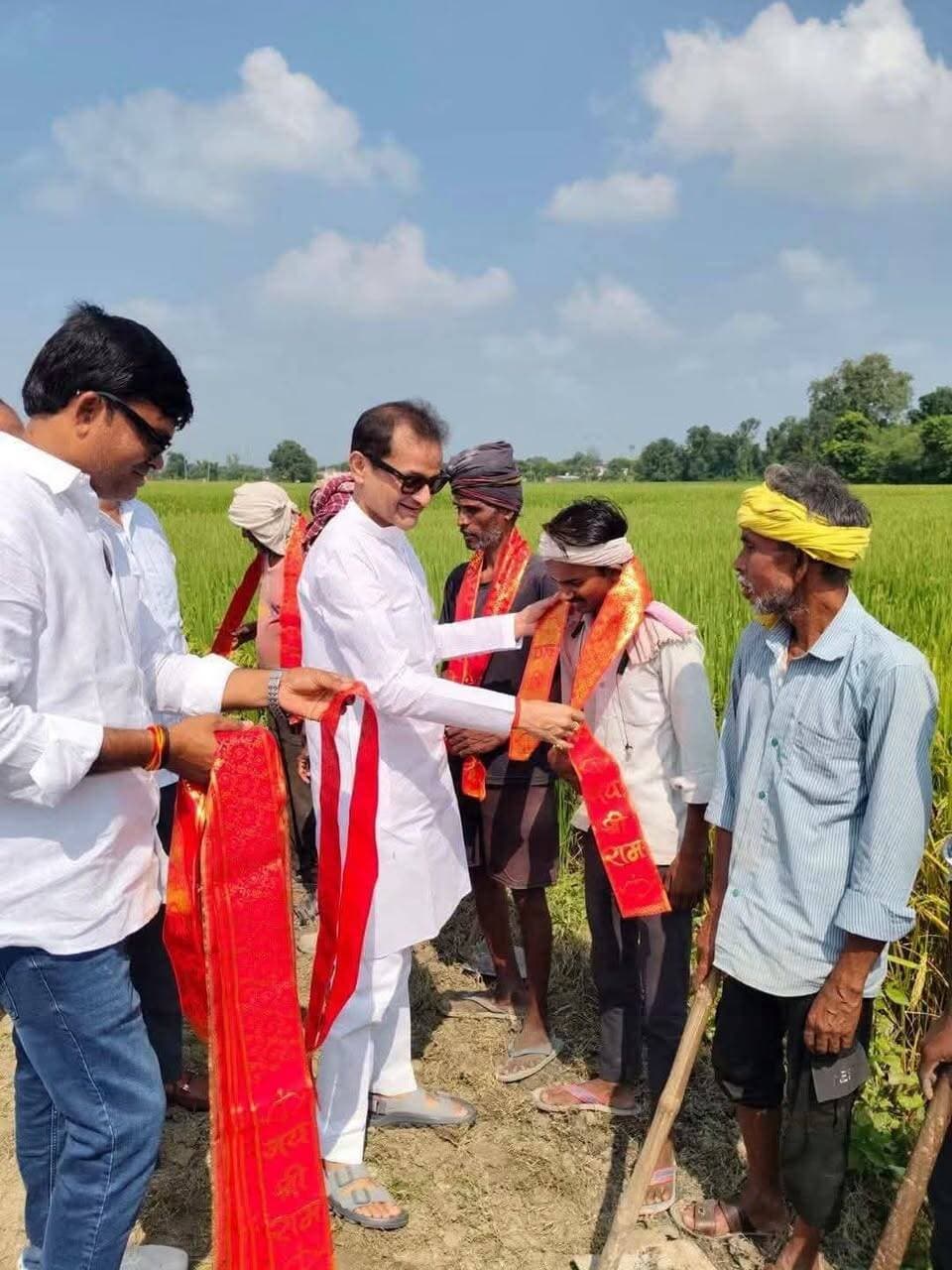ब्लॉक प्रमुख नंदन ने श्रमिकों को सम्मानित किया
रोजगार सृजन दिवस पर श्रमिकों का माल्यार्पण कर बढ़ाया उत्साह
पट्टी। विकास खंड मंगरौरा की ग्राम पंचायत मदाफरपुर में ‘विकसित भारत जी राम जी विशेष रोजगार सृजन दिवस’ के अवसर पर ब्लॉक प्रमुख राजीव प्रताप सिंह उर्फ नंदन ने श्रमिकों को माल्यार्पण कर सम्मानित किया। उन्होंने श्रमिकों के परिश्रम और योगदान की सराहना करते हुए उनका उत्साहवर्धन किया।
ब्लॉक प्रमुख ने कहा कि श्रमिक गांव, समाज और देश के विकास की मजबूत नींव हैं। उनके परिश्रम से ग्रामीण क्षेत्रों में विकास को गति मिलती है। गांवों को आत्मनिर्भर बनाने के लिए रोजगार के अवसर बढ़ाने के साथ श्रमिकों को सम्मान देना भी जरूरी है।
इस अवसर पर ग्राम प्रधान विपिन कुमार जायसवाल उर्फ सोनू सहित अन्य अधिकारी और कर्मचारी मौजूद रहे।