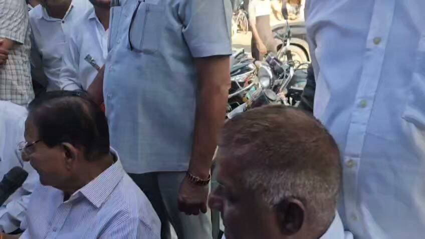जेके श्रमिकों के धरने पर पहुंचे शांति धारीवाल
एक साल से आंदोलन कर रहे श्रमिकों को दिया समर्थन,
भाजपा सरकार पर साधा निशाना
कलेक्ट्री के बाहर धरने पर बैठे श्रमिकों की मांगों का किया समर्थन,
बोले- कांग्रेस हमेशा मजदूरों के साथ खड़ी रही