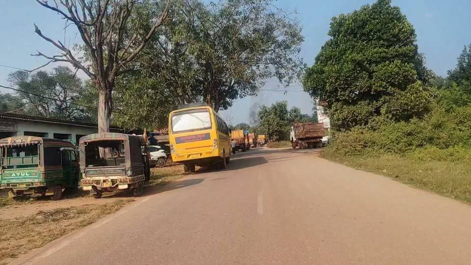 12 अक्टूबर दोपहर 3:00 बजे बड़की चापि रोड जाम
