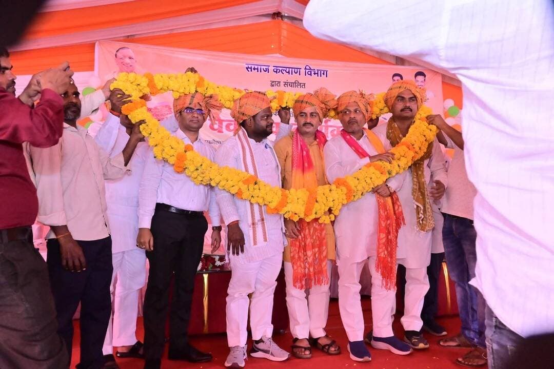 बाराबंकी के त्रिवेदीगंज स्थित अवसानेश्वर मंदिर में मुख्यमंत्री सामूहिक विवाह योजना के तहत 175 जोड़ों (171 हिंदू, 04 मुस्लिम) का विवाह संपन्न हुआ। मुख्य अतिथि विधायक दिनेश रावत ने नवविवाहितों को आशीर्वाद व प्रमाण पत्र दिए। सीडीओ पंकज वर्मा समेत जनप्रतिनिधि व अधिकारी मौजूद रहे। #viralpost