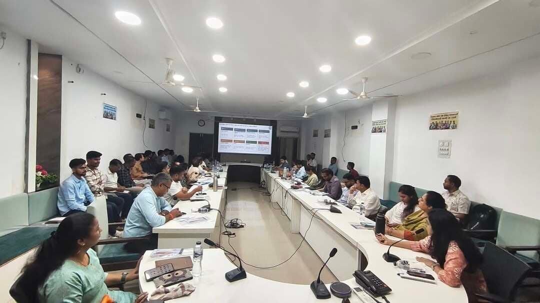 ✅ जनगणना 2027 के द्वितीय चरण के लिए जिला स्तरीय चार्ज अधिकारियों का प्रशिक्षण आयोजित
✅ हरदा में दो दिवसीय प्रशिक्षण शुरू, डिजिटल तकनीक और मोबाइल एप्लीकेशन के उपयोग की दी गई जानकारी*
भारत की जनगणना 2027 के द्वितीय चरण को सुव्यवस्थित, पारदर्शी एवं त्रुटिरहित ढंग से संपन्न कराने के उद्देश्य से हरदा में जिला स्तरीय चार्ज अधिकारियों का दो दिवसीय प्रशिक्षण आयोजित किया जा रहा है। प्रशिक्षण 12 एवं 13 अक्टूबर 2026 को कलेक्ट्रेट स्थित सभाकक्ष में आयोजित किया जा रहा है।
जिला जनगणना अधिकारी श्रीमती तृप्ति पटेरिया ने बताया कि प्रशिक्षण में ग्रामीण एवं नगरीय क्षेत्रों के चार्ज अधिकारियों को जनगणना के द्वितीय चरण से संबंधित कार्यप्रणाली, प्रक्रियाओं तथा आवश्यक दिशा-निर्देशों की जानकारी दी जा रही है। साथ ही डिजिटल माध्यम से जनगणना कार्य संपादित करने, मोबाइल एप्लीकेशन के उपयोग और संबंधित तकनीकी प्रक्रियाओं का प्रशिक्षण भी दिया जा रहा है।
उन्होंने बताया कि जनगणना 2027 में डिजिटल तकनीक के व्यापक उपयोग के माध्यम से आंकड़ों के संकलन को अधिक सटीक एवं प्रभावी बनाने पर विशेष जोर दिया जा रहा है, ताकि जनगणना का कार्य निर्धारित समय-सीमा में गुणवत्ता एवं शुद्धता के साथ पूरा किया जा सके।
प्रशिक्षण में जनगणना कार्य निदेशालय, भोपाल से आई सांख्यिकी अन्वेषक ग्रेड-2 सुश्री आयुषी भवसार एवं सुश्री आयुषी यादव ने प्रशिक्षण प्रदान किया। उन्होंने चार्ज अधिकारियों को उनके दायित्वों एवं कार्यप्रणाली की विस्तृत जानकारी देते हुए बताया कि आगामी चरण में प्रगणकों एवं पर्यवेक्षकों को प्रभावी प्रशिक्षण देकर जनगणना कार्य को व्यवस्थित और त्रुटिरहित ढंग से संपन्न कराया जाना है।
प्रशिक्षण में अनुविभागीय जनगणना अधिकारी टिमरनी श्री शैलेन्द्र बड़ोनिया, अनुविभागीय जनगणना अधिकारी खिरकिया सुश्री रजनी वर्मा, समस्त तहसीलदार, नायब तहसीलदार, मुख्य नगर पालिका अधिकारी तथा जनगणना से संबंधित कर्मचारी उपस्थित रहे।
Department of Planning, Economics & Statistics, MP Jansampark Madhya Pradesh
#Census2027 #DigitalCensus
#Harda #हरदा