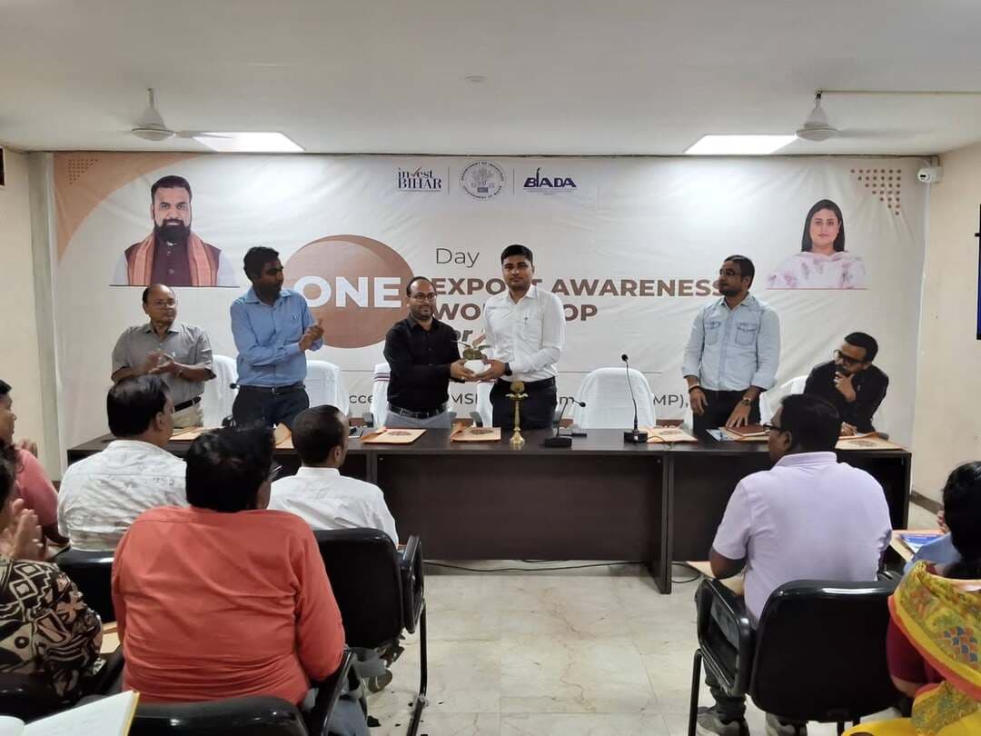 निर्यात से खुलेगा कारोबार व रोजगार का द्वार, उद्यमियों की समस्याओं पर हुई चर्चा
* एमएसएमई कार्यशाला में डीडीसी ने उद्यमियों को किया प्रोत्साहित, दस्तावेजीकरण, क्लीयरेंस और विभागीय समन्वय की चुनौतियों को दूर करने पर दिया जोर
समस्तीपुर : स्थानीय उद्यमों को अंतरराष्ट्रीय बाजार से जोड़ने, कारोबार के विस्तार और रोजगार सृजन की नई संभावनाओं को मजबूत करने के उद्देश्य से सोमवार को जिला उद्योग केंद्र, समस्तीपुर के सभाकक्ष में ‘वन डे एक्सपोर्ट अवेयरनेस वर्कशॉप फॉर एमएसएमई’ का आयोजन किया गया। ‘इन्वेस्ट बिहार—अ लैंड ऑफ इमेंस अपॉर्च्युनिटीज’ की थीम पर आयोजित इस कार्यशाला में उद्यमियों को निर्यात की प्रक्रिया, उपलब्ध सुविधाओं और वैश्विक बाजार की संभावनाओं से अवगत कराया गया। कार्यशाला का उद्घाटन उप विकास आयुक्त सूर्य प्रताप सिंह एवं जिला उद्योग केंद्र के महाप्रबंधक विवेक कुमार शर्मा ने संयुक्त रूप से दीप प्रज्वलित कर किया। कार्यक्रम में भारत सरकार के इंडिया पोस्ट से आशुतोष नंदन, मार्केटिंग एग्जीक्यूटिव राकेश कुमार, पंजाब नेशनल बैंक के मुख्य क्षेत्रीय प्रबंधक सुबोध कुमार तथा एमएसएमई निर्यात सलाहकार ऋषु राज उपस्थित रहे। स्वागत भाषण में महाप्रबंधक विवेक कुमार शर्मा ने कार्यशाला के उद्देश्यों पर प्रकाश डालते हुए कहा कि स्थानीय उद्यमियों को निर्यात की प्रक्रिया, उपलब्ध सुविधाओं और अंतरराष्ट्रीय बाजार की मांग से परिचित कराना जरूरी है, ताकि वे अपने उत्पादों को व्यापक बाजार तक पहुंचाकर कारोबार का विस्तार कर सकें। कार्यशाला को संबोधित करते हुए मुख्य अतिथि उप विकास आयुक्त सूर्य प्रताप सिंह ने उद्यमियों को निर्यात के अवसरों की पहचान करने, बाजार की जरूरतों को समझने और अपने कारोबार को नई दिशा देने के लिए प्रोत्साहित किया। उन्होंने निर्यात को केवल उत्पादों की बिक्री तक सीमित न मानकर कारोबार विस्तार, रोजगार सृजन, निवेश और आर्थिक विकास की महत्वपूर्ण संभावना के रूप में देखने पर जोर दिया। उन्होंने स्थानीय उत्पादों और उद्यमशीलता को उचित मार्गदर्शन तथा संस्थागत सहयोग के माध्यम से बड़े बाजारों तक पहुंचाने की संभावनाओं को रेखांकित किया। कार्यशाला के दौरान उद्यमियों ने निर्यात की राह में आने वाली व्यावहारिक कठिनाइयों को भी सामने रखा। विशेष रूप से दस्तावेजीकरण की जटिलताओं, क्लीयरेंस में होने वाली परेशानियों तथा विभागीय समन्वय और अपेक्षित सहयोग से जुड़ी समस्याओं पर चर्चा हुई। इस दौरान यह बात प्रमुखता से उभरी कि निर्यात को बढ़ावा देने के लिए जागरूकता के साथ प्रक्रियाओं को सरल बनाना, समय पर मार्गदर्शन उपलब्ध कराना और संबंधित विभागों के बीच बेहतर तालमेल स्थापित करना आवश्यक है। तकनीकी सत्र में एमएसएमई निर्यात सलाहकार ऋषु राज ने निर्यात से जुड़े व्यावहारिक पहलुओं की जानकारी दी। इंडिया पोस्ट के आशुतोष नंदन एवं राकेश कुमार ने डाक सेवाओं और निर्यात से संबंधित सुविधाओं पर प्रकाश डाला, जबकि पंजाब नेशनल बैंक के मुख्य क्षेत्रीय प्रबंधक सुबोध कुमार की उपस्थिति में बैंकिंग एवं वित्तीय सहयोग से जुड़े विषयों पर संवाद का अवसर मिला। कार्यशाला का मुख्य संदेश रहा कि स्थानीय उद्यमियों को सही जानकारी, सरल प्रक्रियाएं और प्रभावी संस्थागत सहयोग उपलब्ध कराया जाए, तो समस्तीपुर के उत्पादों को राष्ट्रीय और अंतरराष्ट्रीय बाजारों में पहचान दिलाने के साथ कारोबार तथा रोजगार के नए अवसर भी सृजित किए जा सकते हैं। मौके पर बियाडा के क्षेत्रीय प्रबंधक दीपक कुमार तथा जिला उद्योग केंद्र के राहुल, बिपिन चंद्र, मुकेश कुमार एवं पूर्णवासी मौजूद रहे। कार्यशाला का संचालन शिक्षक सुभीत कुमार सिंह ने किया।
