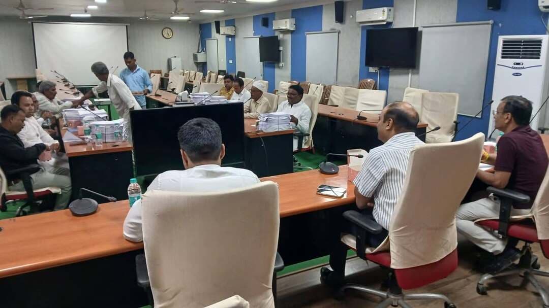 रोशन कुशवाहा (भा०प्र०से०) जिला निर्वाचन पदाधिकारी- सह-जिला पदाधिकारी, समस्तीपुर द्वारा विशेष गहन पुनरीक्षण के उपरांत छूटे हुए मतदाता का नाम जोड़ने हेतु विशेष अभियान चलाये जाने से संबंधित सभी राजनीतिक दलों के प्रतिनिधियों के साथ बैठक कर भारत निर्वाचन आयोग के द्वारा दिये गये निर्देशों का अनुपालन करने हेतु निदेशित किया गया-
कोई मतदाता का अगर किसी कारणवश उनका नाम विशेष गहन पुनरीक्षण के अंतिम प्रकाशित निर्वाचक सूची में नहीं है, उसके बाद सतत् अद्यतीकरण के दौरान आज तक उनका नाम पंजीकृत नहीं किया जा सका है और अगर वे अर्हता पूरी करते है तो उनसे प्रपत्र-6 में आवेदन प्राप्त कर पंजीकरण की कार्रवाई किया जाना है एवं उसकी सूची तैयार कर बी०एल०ओ० द्वारा अपने मतदान केन्द्र के बी०एल०ए० को प्राप्ति के साथ हस्तगत कराना है। इस क्रम में पंजी भी संधारित किया जाना है।
सभी विधान सभा क्षेत्रों के मतदान केन्द्रों पर 16 एवं 17 अक्टूबर को विशेष कैम्प आयोजित किया जाए। कैम्प में मुख्य कार्यों की विडियोग्राफी भी कराई जाएगी। कैम्प में पर्याप्त संख्या में प्रपत्र 6, 7, 8 एवं पंजी रखना आवश्यक है। इन कैम्पों में फार्म-6 भरने वाले या जिनका नाम वर्तमान मतदाता सूची में है उनका Testimonial तैयार किया जा रहा है। इस कार्य में आपका सहयोग का भी अपेक्षा है।
इस कार्य में बी०एल०ओ० पर्यवेक्षक की सहायता भी ली जा रही है। वे बी०एल०ओ० के कार्य का प्रतिदिन अनुश्रवण करेंगे एवं बी०एल०ओ० द्वारा संधारित किये जा रहे पंजी का निरीक्षण करेंगे।
कैम्प के दिन मतदान केन्द्रों पर निर्वाचक निबंधन पदाधिकारी / सहायक निर्वाचक निबंधन पदाधिकारी स्वयं भ्रमण कर बी०एल०ओ० के कार्य का निरीक्षण एवं अनुश्रवण करें। आप भी स्वयं या बी०एल०ए० के माध्यम से कैम्प पर भ्रमण कर बी०एल०ओ० को सहायता करें, ताकि अभियान को सफल बनाया जा सके। इस संदर्भ में कुछ राजनीतिक दलों के प्रतिनिधियों बताया गया है कि छठ पर्व के उपरांत भी विशेष कैम्प का आयोजन किया जाय।
उक्त बैठक में राजनीतिक दलों के प्रतिनिधियों में से 1. भारतीय जनता पार्टी के अध्यक्ष श्री सूर्य शेखर प्रसाद मंडल, 2. राष्ट्रीय जनता दल के अध्यक्ष श्री सत्यविंद पासवान, 3. जनता दल यूनाईट के अध्यक्ष मो० अनस रिजवान, 4. भारतीय राष्ट्रीय कॉग्रेस के अध्यक्ष श्री उपेन्द्र नाथ तिवारी, 5. राष्ट्रीय लोक जन शक्ति पार्टी (रामविलास) के अध्यक्ष अनुपम कुमार सिंह, 6. राष्ट्रीय लोक समता पार्टी के अध्यक्ष श्री अनन्त कुशवाहा, 7. बहुजन समाज पार्टी के उपाध्यक्ष श्री विजय कुमार यादव, 8. भारत की कम्युनिष्ट पार्टी (मार्क्सवादी लेनिनवादी लिबरेशन) के अध्यक्ष श्री उमेश कुमार, 9. भारत की कम्युनिष्ट पार्टी (मार्क्सवादी) के अध्यक्ष श्री रामाश्रेय महतो, 10. आम आदमी पार्टी के अध्यक्ष श्री आलोक कुमार, श्री सूर्य प्रताप सिंह (भा०प्र०से०) निर्वाचक निबंधन पदाधिकारी 133-समस्तीपुर विधान सभा क्षेत्र-सह-उप निर्वाचन पदाधिकारी, समस्तीपुर एवं उप निर्वाचन पदाधिकारी, समस्तीपुर उपस्थित थे।