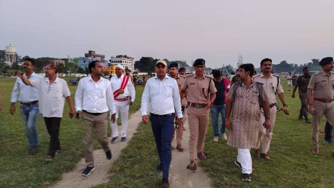 दशहरा/विजयादशमी पर आयोजित होने वाले रावण दहन समारोह को लेकर अनुमंडल पदाधिकारी राकेश कुमार ने जितवारपुर हाउसिंग बोर्ड मैदान का निरीक्षण किया। निरीक्षण के दौरान उन्होंने मैदान की साफ-सफाई, यातायात व्यवस्था, भीड़ प्रबंधन और दर्शकों की सुविधा से जुड़ी तैयारियों की विस्तृत जानकारी ली।
एसडीओ ने संबंधित विभागों के पदाधिकारियों को निर्देश दिया कि कार्यक्रम से पहले मैदान की पूरी सफाई कराई जाए। पेयजल, रोशनी, बैरिकेडिंग, पार्किंग और आपातकालीन निकासी की समुचित व्यवस्था सुनिश्चित की जाए। यातायात सुचारू रखने के लिए मुख्य मार्गों पर पर्याप्त पुलिस बल और स्वयंसेवकों की तैनाती की जाए, जिससे आने-जाने वाले लोगों को किसी प्रकार की असुविधा न हो।
अनुमंडल पदाधिकारी राकेश कुमार ने कहा कि रावण दहन का आयोजन शांतिपूर्ण, भव्य और सुरक्षित माहौल में हो, इसके लिए प्रशासन पूरी तरह मुस्तैद है। उन्होंने आम जनता से भी सहयोग की अपील की और कहा कि निर्धारित स्थान पर ही वाहन पार्क करें तथा प्रशासन के निर्देशों का पालन करें।
इस निरीक्षण से आयोजन की तैयारियों को लेकर सकारात्मक संदेश गया है। प्रशासनिक अधिकारियों की सक्रियता से रावण दहन समारोह को लेकर लोगों में उत्साह के साथ-साथ सुरक्षा को लेकर भरोसा भी बढ़ा है।