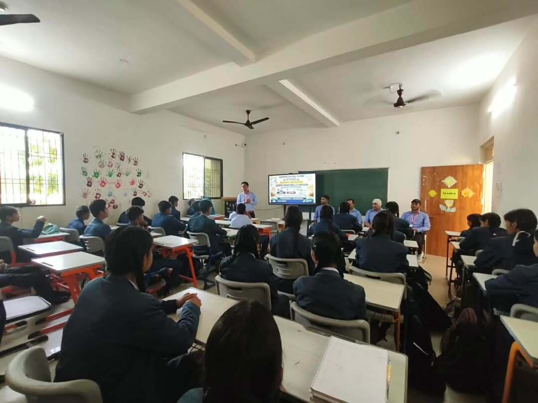 जिले में मतदाता जागरूकता के उद्देश्य से आज विकासखंड जैजैपुर अंतर्गत संस्कार सेंट्रल स्कूल, नंदेली में कक्षा 9वीं एवं 10वीं के विद्यार्थियों के लिए मतदाता जागरूकता कार्यक्रम आयोजित किया गया।
कार्यक्रम में विद्यार्थियों को मतदान के महत्व, मतदाता पंजीकरण तथा मतदाता सूची में नाम जोड़ने, हटाने एवं संशोधन के लिए उपयोग किए जाने वाले फॉर्म-6, 7 एवं 8 की जानकारी दी गई।
इस दौरान विद्यार्थियों को लोकतंत्र को मजबूत बनाने में मतदान की भूमिका से अवगत कराया गया। साथ ही उन्हें अपने परिवार एवं समुदाय के लोगों को मतदाता पंजीकरण के प्रति जागरूक करने तथा जिम्मेदार नागरिक के रूप में अपने कर्तव्यों का निर्वहन करने के लिए प्रेरित किया गया।
#मतदाता
#saktidist