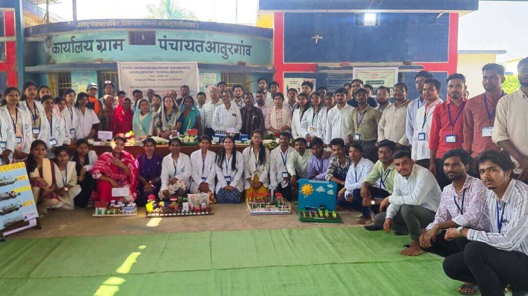 किसानों के बीच पहुंचेंगे कृषि महाविद्यालय के विद्यार्थी, उन्नत तकनीकों से बढ़ेगी खेती की समझ और आय!
📍 ग्राम आतुरगांव एवं आश्रित ग्राम पत्थरी में ग्रामीण कृषि कार्य अनुभव (RAWE) कार्यक्रम का शुभारंभ किया गया। इसके तहत कृषि महाविद्यालय के चतुर्थ वर्ष के विद्यार्थी लगभग 300 कृषकों एवं महिला कृषकों से संवाद कर उनकी समस्याओं एवं आवश्यकताओं को समझेंगे और उन्हें उन्नत कृषि तकनीकों की जानकारी देंगे।
धान के साथ फल-सब्जियों की खेती, शूकर पालन, बकरी पालन, मुर्गी पालन एवं मछली पालन जैसी सहायक गतिविधियों को अपनाकर किसानों की आय बढ़ाने के लिए भी प्रोत्साहित किया जाएगा।
किसानों के अनुभव और विद्यार्थियों के तकनीकी ज्ञान का संगम, उन्नत कृषि एवं समृद्ध किसान की दिशा में एक सार्थक पहल।
#Kanker #कृषि #किसान_कल्याण #कृषि_तकनीक #महिला_किसान ग्रामीण_विकास