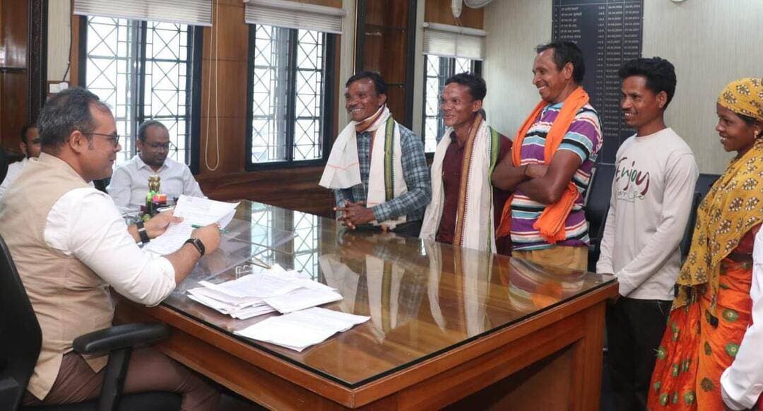 कलेक्टर जनदर्शन में 47 आवेदन प्राप्त, निराकरण के लिए अधिकारियों को दिए निर्देश
📌 कलेक्टर श्री कुन्दन कुमार ने सुनीं आम नागरिकों की समस्याएं,
जनदर्शन में प्रधानमंत्री आवास योजना, राशन, मनरेगा, जन्म प्रमाण पत्र, अतिक्रमण एवं अन्य समस्याओं से संबंधित आवेदन प्राप्त हुए। कलेक्टर ने संबंधित अधिकारियों को आवेदनों का परीक्षण कर नियमानुसार त्वरित निराकरण सुनिश्चित करने के निर्देश दिए।