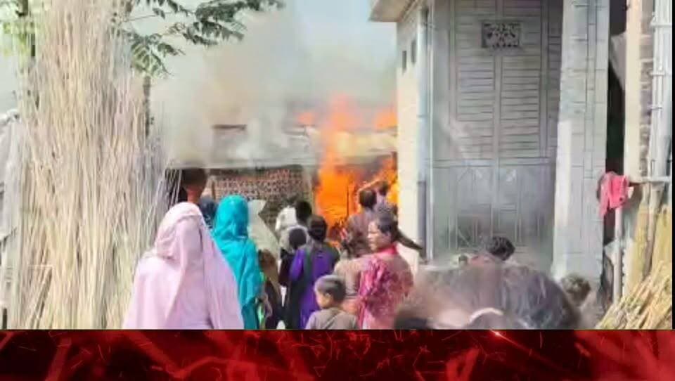मुरलीगंज l कटेया टोला में घर में लगी आग, चार बकरी के बच्चे और बाइक जले