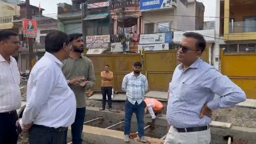 👉#जिलाधिकारी ने निर्माणाधीन परियोजनाओं का किया निरीक्षण, धीमी प्रगति पर जताई नाराजगी
--#महिला थाना से दुर्गा होटल तक ड्रेनेज पाइपलाइन कार्य में तेजी लाने के निर्देश, अतिरिक्त मजदूर लगाकर शीघ्र कार्य पूरा करने को कहा
--#टाउनहाल सीएम ग्रिड रोड पर सुरक्षा मानकों की अनदेखी पर ठेकेदार को फटकार, सभी स्थानों पर साइनेज बोर्ड लगाने के निर्देश
शाहजहांपुर। जिलाधिकारी धर्मेंद्र प्रताप सिंह ने सोमवार को जनपद में प्रमुख मार्गों पर संचालित निर्माणाधीन परियोजनाओं का स्थलीय निरीक्षण किया। इस दौरान उन्होंने महिला थाना एवं रोडवेज बस अड्डे के सामने ड्रेनेज के लिए पाइपलाइन बिछाने के कार्य, टाउनहाल स्थित सीएम ग्रिड योजना के अंतर्गत निर्माणाधीन सड़क एवं नाली तथा चीनौर में लोक निर्माण विभाग द्वारा कराए जा रहे सड़क निर्माण कार्य की प्रगति का जायजा लिया। निरीक्षण के दौरान कई परियोजनाओं में कार्य की धीमी गति मिलने पर जिलाधिकारी ने संबंधित अधिकारियों एवं ठेकेदारों के प्रति नाराजगी व्यक्त की और कार्यों में तेजी लाते हुए निर्धारित समयसीमा में गुणवत्तापूर्ण निर्माण सुनिश्चित करने के निर्देश दिए।जिलाधिकारी ने महिला थाना से दुर्गा होटल तक ड्रेनेज के लिए पाइपलाइन बिछाने के कार्य का निरीक्षण किया। लगभग 1.17 लाख रुपये की लागत से संबंधित इस कार्य की धीमी प्रगति पर उन्होंने कड़ी नाराजगी जताई। उन्होंने संबंधित ठेकेदार को अधिक संख्या में मजदूर लगाकर कार्य में तेजी लाने तथा निर्माण कार्य को शीघ्र पूर्ण करने के निर्देश दिए। उन्होंने कहा कि निर्माण कार्यों में अनावश्यक विलंब बर्दाश्त नहीं किया जाएगा और संबंधित अधिकारियों को नियमित रूप से कार्यों की निगरानी के निर्देश दिए।इसके उपरांत जिलाधिकारी ने टाउनहाल स्थित सीएम ग्रिड योजना के अंतर्गत लगभग 1422.38 लाख रुपये की लागत से कराए जा रहे निर्माण कार्य का निरीक्षण किया। इस परियोजना की भौतिक प्रगति लगभग 28 प्रतिशत पाई गई। निरीक्षण के दौरान निर्माण के लिए खुदाई किए जाने के बावजूद आवश्यक स्थानों पर साइनेज बोर्ड नहीं लगाए जाने पर जिलाधिकारी ने संबंधित ठेकेदार को कड़ी फटकार लगाई। उन्होंने इसे गंभीरता से लेते हुए निर्देश दिए कि आमजन की सुरक्षा को ध्यान में रखते हुए सभी प्रभावित स्थानों पर उसी दिन साइनेज बोर्ड लगाए जाएं, जिससे लोगों को निर्माण कार्य की जानकारी मिल सके और आवागमन के दौरान किसी प्रकार की दुर्घटना की आशंका न रहे।जिलाधिकारी ने निर्देशित किया कि निर्माण कार्यों के दौरान सुरक्षा मानकों का अनिवार्य रूप से पालन किया जाए। जहां भी सड़क की खुदाई अथवा निर्माण कार्य चल रहा है, वहां पर्याप्त संकेतक एवं आवश्यक सुरक्षा व्यवस्था सुनिश्चित की जाए, ताकि राहगीरों और वाहन चालकों को परेशानी का सामना न करना पड़े। उन्होंने संबंधित अधिकारियों को निर्देश दिए कि वे निर्माण स्थलों का नियमित निरीक्षण करें और ठेकेदारों द्वारा कार्यों में लापरवाही बरते जाने पर आवश्यक कार्रवाई सुनिश्चित करें।
इसके बाद जिलाधिकारी ने चीनौर में लोक निर्माण विभाग द्वारा निर्माणाधीन सड़क का निरीक्षण किया। इस परियोजना की भौतिक प्रगति लगभग 25 प्रतिशत पाई गई। जिलाधिकारी ने संबंधित अधिशासी अभियंता को निर्देश दिए कि सड़क निर्माण में गुणवत्ता का विशेष ध्यान रखा जाए तथा निर्धारित मानकों के अनुरूप ही निर्माण कार्य कराया जाए। उन्होंने कहा कि निर्माण कार्य में प्रयुक्त सामग्री की गुणवत्ता सुनिश्चित करने के साथ ही कार्य की गति बढ़ाई जाए, ताकि आमजन को बेहतर सड़क सुविधा उपलब्ध हो सके।
जिलाधिकारी ने संबंधित अधिकारियों को निर्देशित किया कि सभी निर्माणाधीन परियोजनाओं की नियमित समीक्षा की जाए और। उन्होंने कहा कि विकास कार्यों में गुणवत्ता, समयबद्धता और जनसुरक्षा सर्वोच्च प्राथमिकता है। किसी भी स्तर पर लापरवाही या अनावश्यक देरी पाए जाने पर संबंधित के विरुद्ध कार्रवाई की जाएगी।निरीक्षण के दौरान अधिशासी अभियंता सहित संबंधित अधिकारी मौजूद रहे।