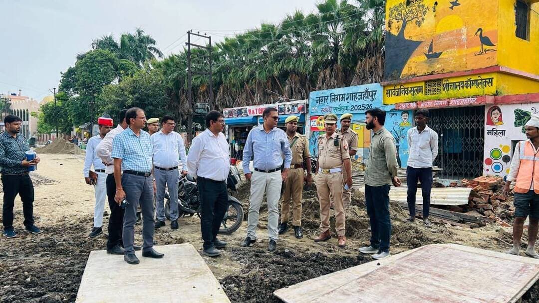 👉#जिलाधिकारी ने निर्माणाधीन परियोजनाओं का किया निरीक्षण, धीमी प्रगति पर जताई नाराजगी*
--#महिला थाना से दुर्गा होटल तक ड्रेनेज पाइपलाइन कार्य में तेजी लाने के निर्देश, अतिरिक्त मजदूर लगाकर शीघ्र कार्य पूरा करने को कहा*
--#टाउनहाल सीएम ग्रिड रोड पर सुरक्षा मानकों की अनदेखी पर ठेकेदार को फटकार, सभी स्थानों पर साइनेज बोर्ड लगाने के निर्देश
शाहजहांपुर। जिलाधिकारी धर्मेंद्र प्रताप सिंह ने सोमवार को जनपद में प्रमुख मार्गों पर संचालित निर्माणाधीन परियोजनाओं का स्थलीय निरीक्षण किया। इस दौरान उन्होंने महिला थाना एवं रोडवेज बस अड्डे के सामने ड्रेनेज के लिए पाइपलाइन बिछाने के कार्य, टाउनहाल स्थित सीएम ग्रिड योजना के अंतर्गत निर्माणाधीन सड़क एवं नाली तथा चीनौर में लोक निर्माण विभाग द्वारा कराए जा रहे सड़क निर्माण कार्य की प्रगति का जायजा लिया। निरीक्षण के दौरान कई परियोजनाओं में कार्य की धीमी गति मिलने पर जिलाधिकारी ने संबंधित अधिकारियों एवं ठेकेदारों के प्रति नाराजगी व्यक्त की और कार्यों में तेजी लाते हुए निर्धारित समयसीमा में गुणवत्तापूर्ण निर्माण सुनिश्चित करने के निर्देश दिए।जिलाधिकारी ने महिला थाना से दुर्गा होटल तक ड्रेनेज के लिए पाइपलाइन बिछाने के कार्य का निरीक्षण किया। लगभग 1.17 लाख रुपये की लागत से संबंधित इस कार्य की धीमी प्रगति पर उन्होंने कड़ी नाराजगी जताई। उन्होंने संबंधित ठेकेदार को अधिक संख्या में मजदूर लगाकर कार्य में तेजी लाने तथा निर्माण कार्य को शीघ्र पूर्ण करने के निर्देश दिए। उन्होंने कहा कि निर्माण कार्यों में अनावश्यक विलंब बर्दाश्त नहीं किया जाएगा और संबंधित अधिकारियों को नियमित रूप से कार्यों की निगरानी के निर्देश दिए।इसके उपरांत जिलाधिकारी ने टाउनहाल स्थित सीएम ग्रिड योजना के अंतर्गत लगभग 1422.38 लाख रुपये की लागत से कराए जा रहे निर्माण कार्य का निरीक्षण किया। इस परियोजना की भौतिक प्रगति लगभग 28 प्रतिशत पाई गई। निरीक्षण के दौरान निर्माण के लिए खुदाई किए जाने के बावजूद आवश्यक स्थानों पर साइनेज बोर्ड नहीं लगाए जाने पर जिलाधिकारी ने संबंधित ठेकेदार को कड़ी फटकार लगाई। उन्होंने इसे गंभीरता से लेते हुए निर्देश दिए कि आमजन की सुरक्षा को ध्यान में रखते हुए सभी प्रभावित स्थानों पर उसी दिन साइनेज बोर्ड लगाए जाएं, जिससे लोगों को निर्माण कार्य की जानकारी मिल सके और आवागमन के दौरान किसी प्रकार की दुर्घटना की आशंका न रहे।जिलाधिकारी ने निर्देशित किया कि निर्माण कार्यों के दौरान सुरक्षा मानकों का अनिवार्य रूप से पालन किया जाए। जहां भी सड़क की खुदाई अथवा निर्माण कार्य चल रहा है, वहां पर्याप्त संकेतक एवं आवश्यक सुरक्षा व्यवस्था सुनिश्चित की जाए, ताकि राहगीरों और वाहन चालकों को परेशानी का सामना न करना पड़े। उन्होंने संबंधित अधिकारियों को निर्देश दिए कि वे निर्माण स्थलों का नियमित निरीक्षण करें और ठेकेदारों द्वारा कार्यों में लापरवाही बरते जाने पर आवश्यक कार्रवाई सुनिश्चित करें।
इसके बाद जिलाधिकारी ने चीनौर में लोक निर्माण विभाग द्वारा निर्माणाधीन सड़क का निरीक्षण किया। इस परियोजना की भौतिक प्रगति लगभग 25 प्रतिशत पाई गई। जिलाधिकारी ने संबंधित अधिशासी अभियंता को निर्देश दिए कि सड़क निर्माण में गुणवत्ता का विशेष ध्यान रखा जाए तथा निर्धारित मानकों के अनुरूप ही निर्माण कार्य कराया जाए। उन्होंने कहा कि निर्माण कार्य में प्रयुक्त सामग्री की गुणवत्ता सुनिश्चित करने के साथ ही कार्य की गति बढ़ाई जाए, ताकि आमजन को बेहतर सड़क सुविधा उपलब्ध हो सके।
जिलाधिकारी ने संबंधित अधिकारियों को निर्देशित किया कि सभी निर्माणाधीन परियोजनाओं की नियमित समीक्षा की जाए और। उन्होंने कहा कि विकास कार्यों में गुणवत्ता, समयबद्धता और जनसुरक्षा सर्वोच्च प्राथमिकता है। किसी भी स्तर पर लापरवाही या अनावश्यक देरी पाए जाने पर संबंधित के विरुद्ध कार्रवाई की जाएगी।निरीक्षण के दौरान अधिशासी अभियंता सहित संबंधित अधिकारी मौजूद रहे।