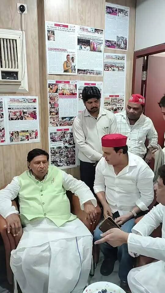 समाजवादी पार्टी के वरिष्ठ नेता और राज्यसभा सांसद रामजी लाल सुमन पहुँचे कैंट विधानसभा में डॉ अनीस बेग के निवास पर डॉ बेग के साथ सैकड़ों कार्यकर्ताओं ने किया गर्मजोशी से स्वागत
#RamjiLalSuman #रामजीलालसुमन #DrAnisBeg #डॉअनीसबेग #SamajwadiParty #समाजवादीपार्टी #SP #AkhileshYadav #DimpleYadav #Bareilly #बरेली #CanttAssembly #कैंटविधानसभा #BareillyNews #बरेलीन्यूज़ #UPPolitics #UttarPradeshPolitics #सपा #सपानेता #RajyaSabhaMP #राज्यसभासांसद #कार्यकर्ताओंद्वारास्वागत #BareillyDarpan #बरेलीदर्पण #BulandHindustan